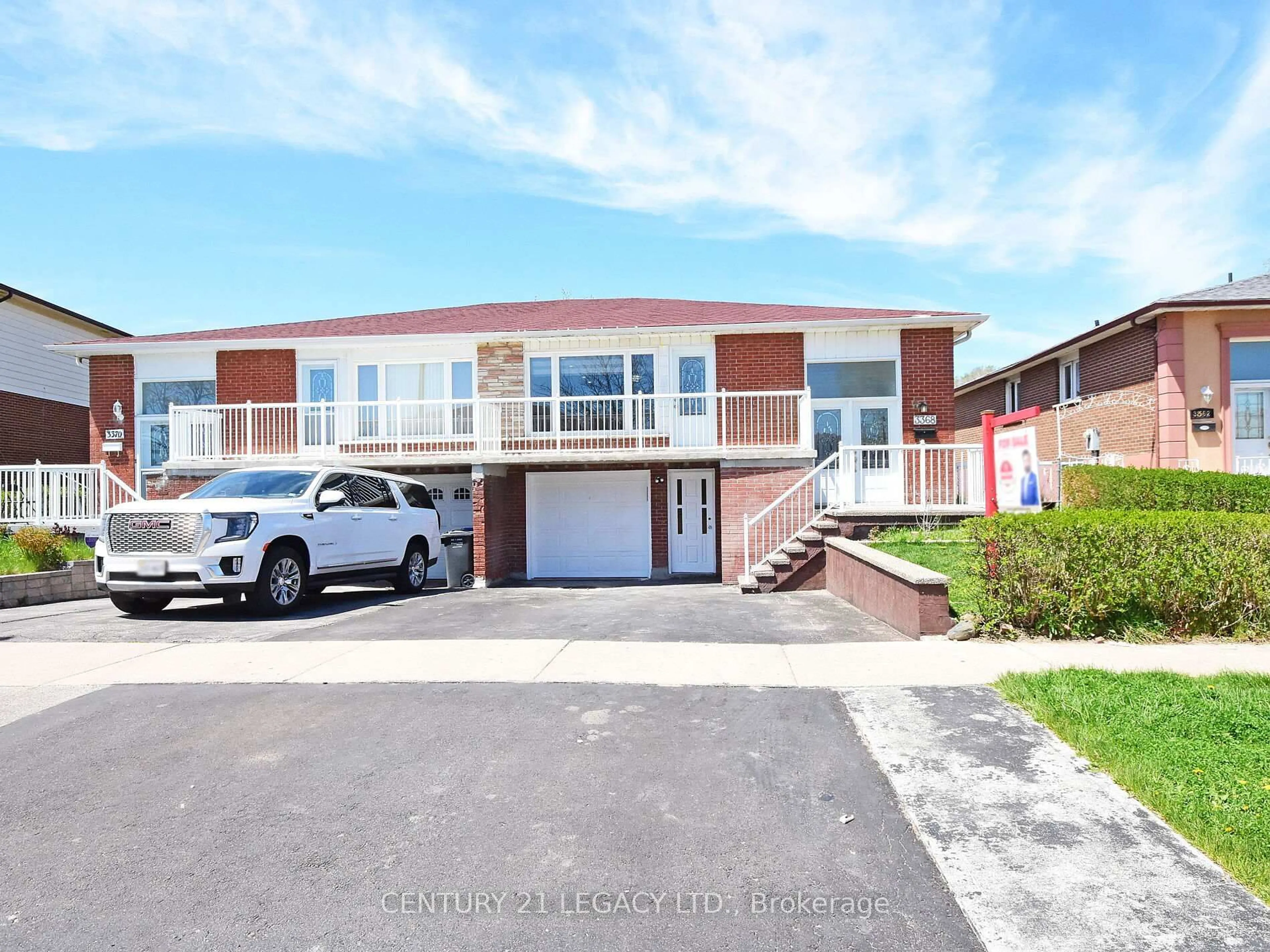A pic from outside/outdoor area/front of a property/back of a property/a pic from drone, street for 3368 Chipley Cres, Mississauga Ontario L4T 2E2