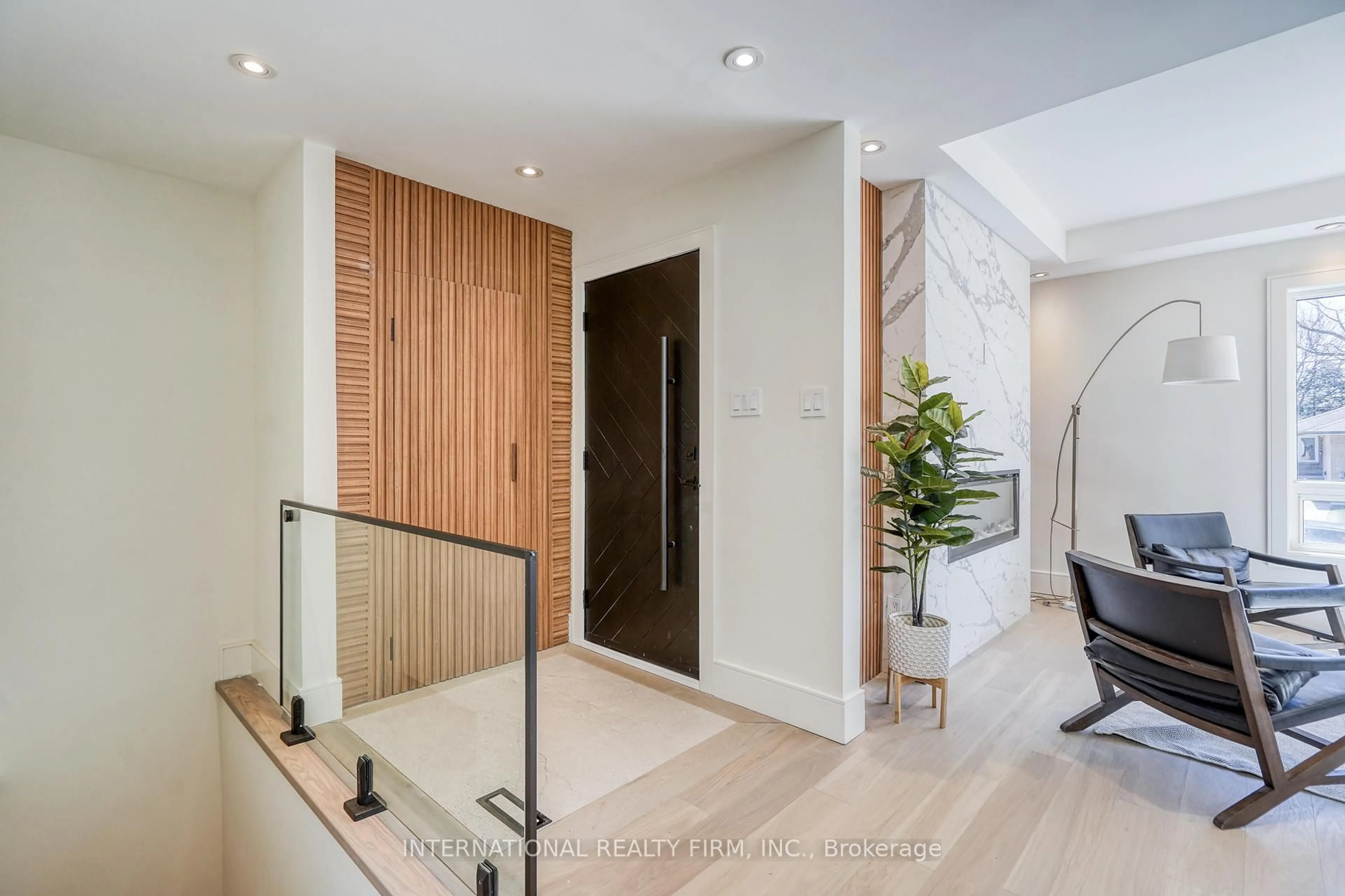 Indoor entryway for 16 Paragon Rd, Toronto Ontario M9R 1J5