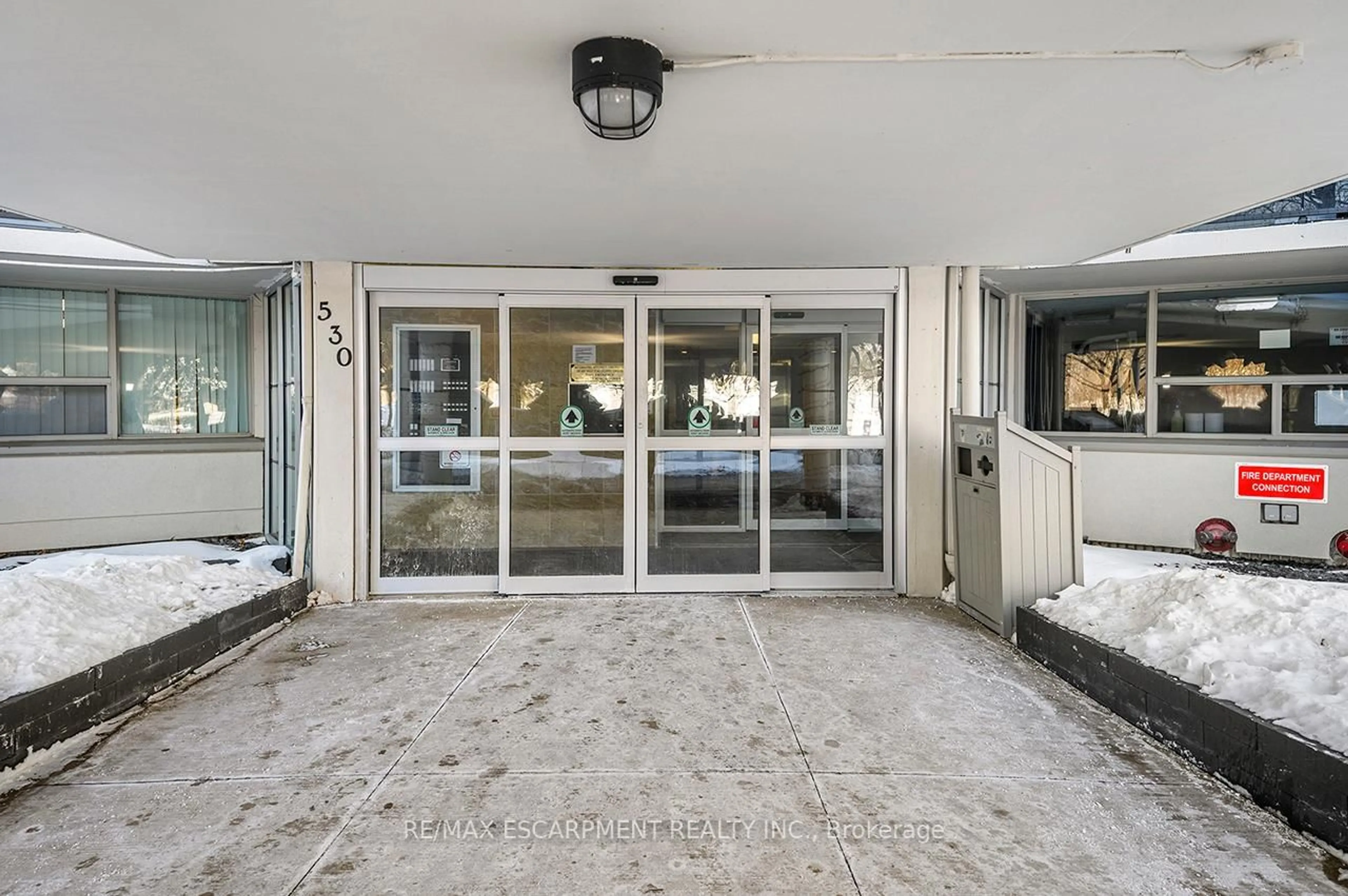 Indoor foyer for 530 Lolita Gdns #308, Mississauga Ontario L5A 3T2