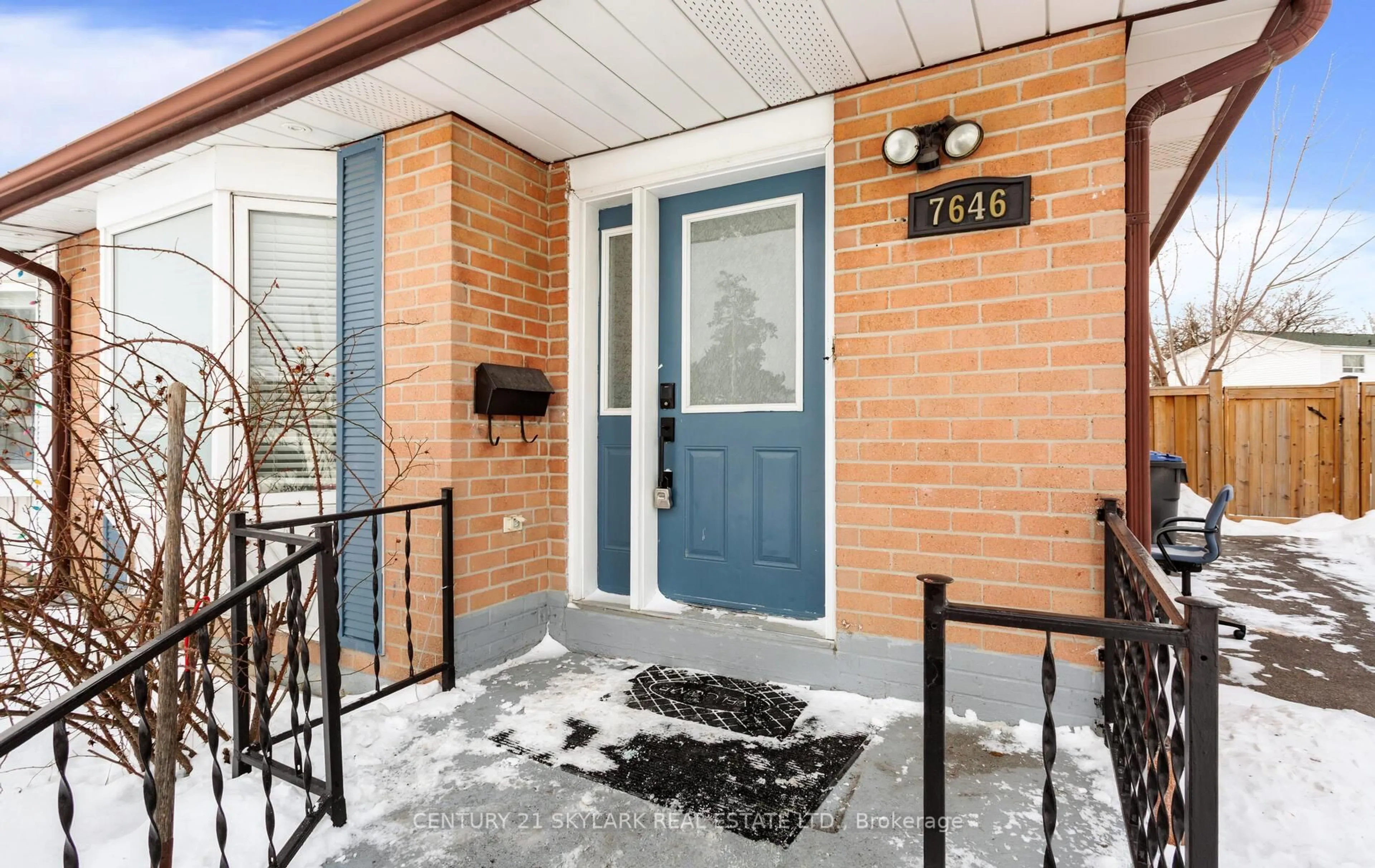 Indoor entryway for 7646 Priory Cres, Mississauga Ontario L4T 3H5