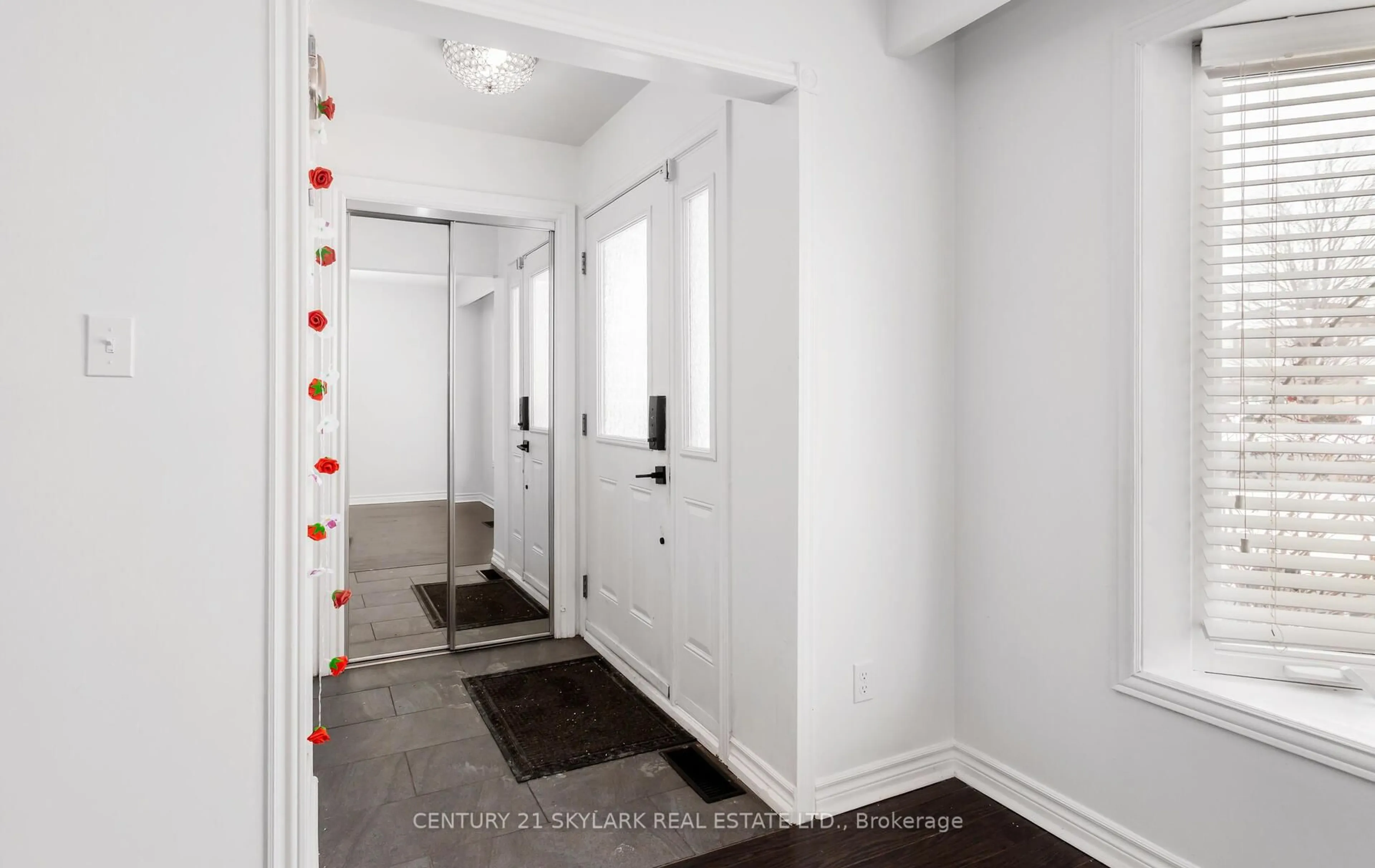 Indoor entryway for 7646 Priory Cres, Mississauga Ontario L4T 3H5