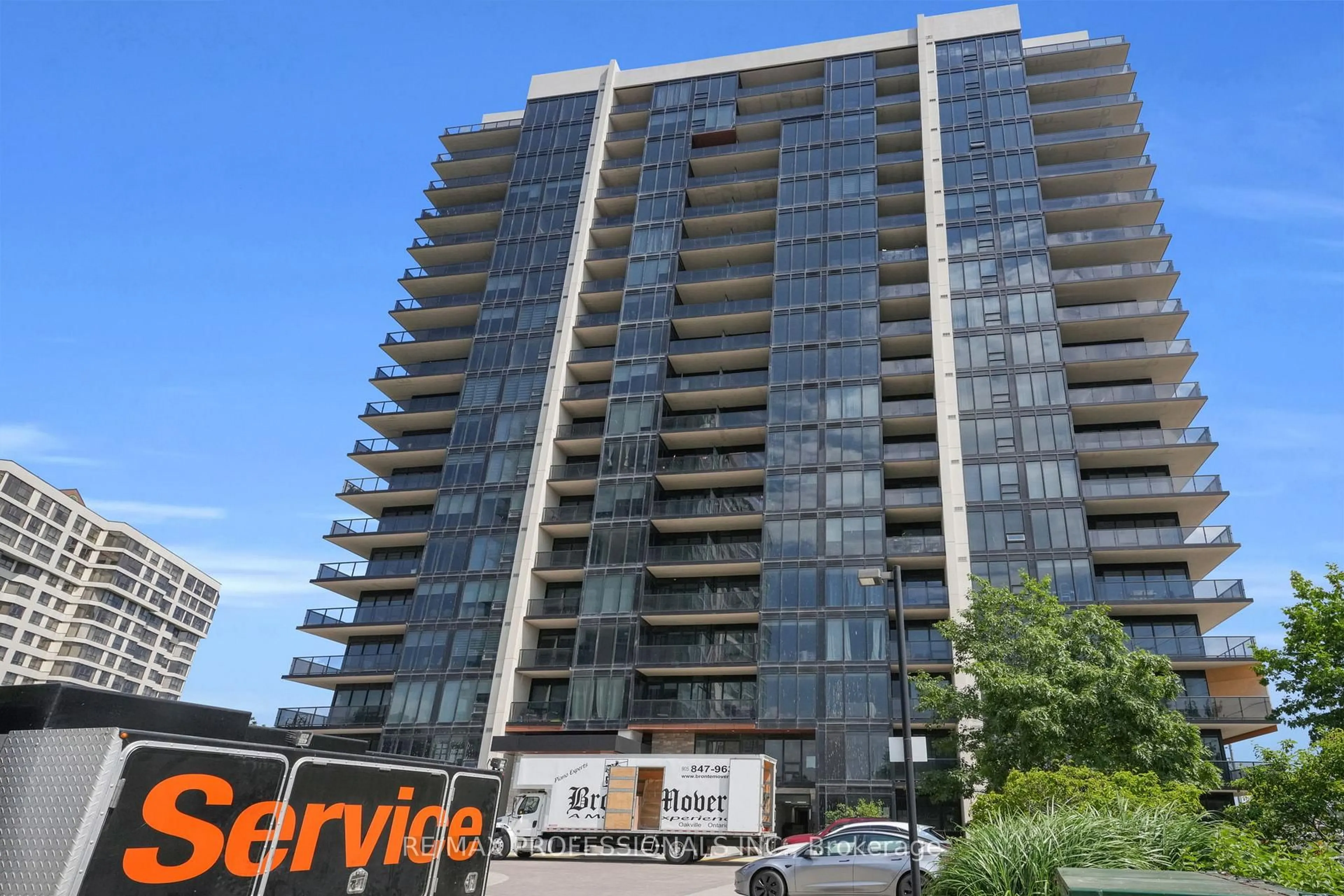 A pic from outside/outdoor area/front of a property/back of a property/a pic from drone, building for 1035 Southdown Rd #1402, Mississauga Ontario L5J 0A2