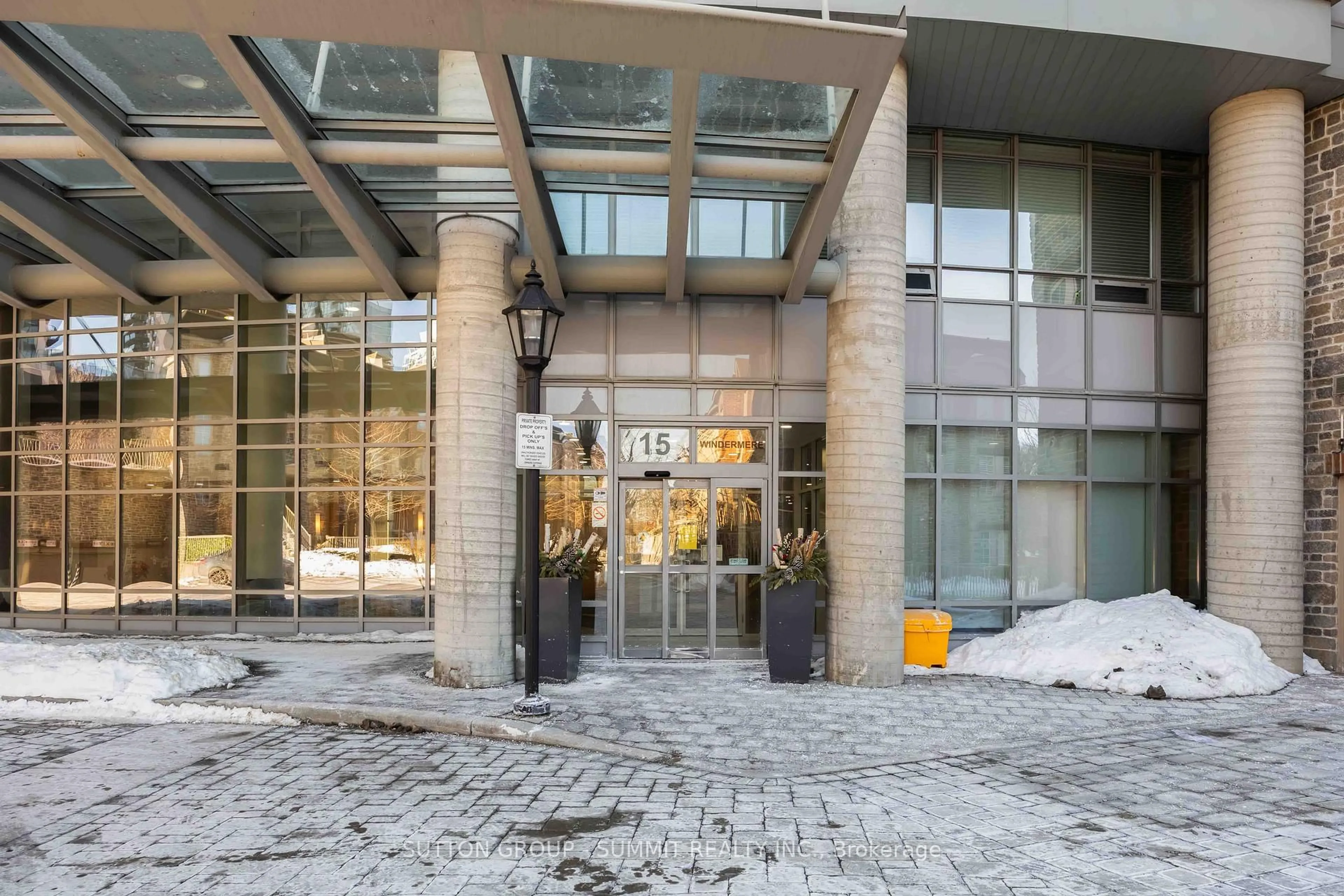 Indoor foyer for 15 Windermere Ave #PH01, Toronto Ontario M6S 5A2