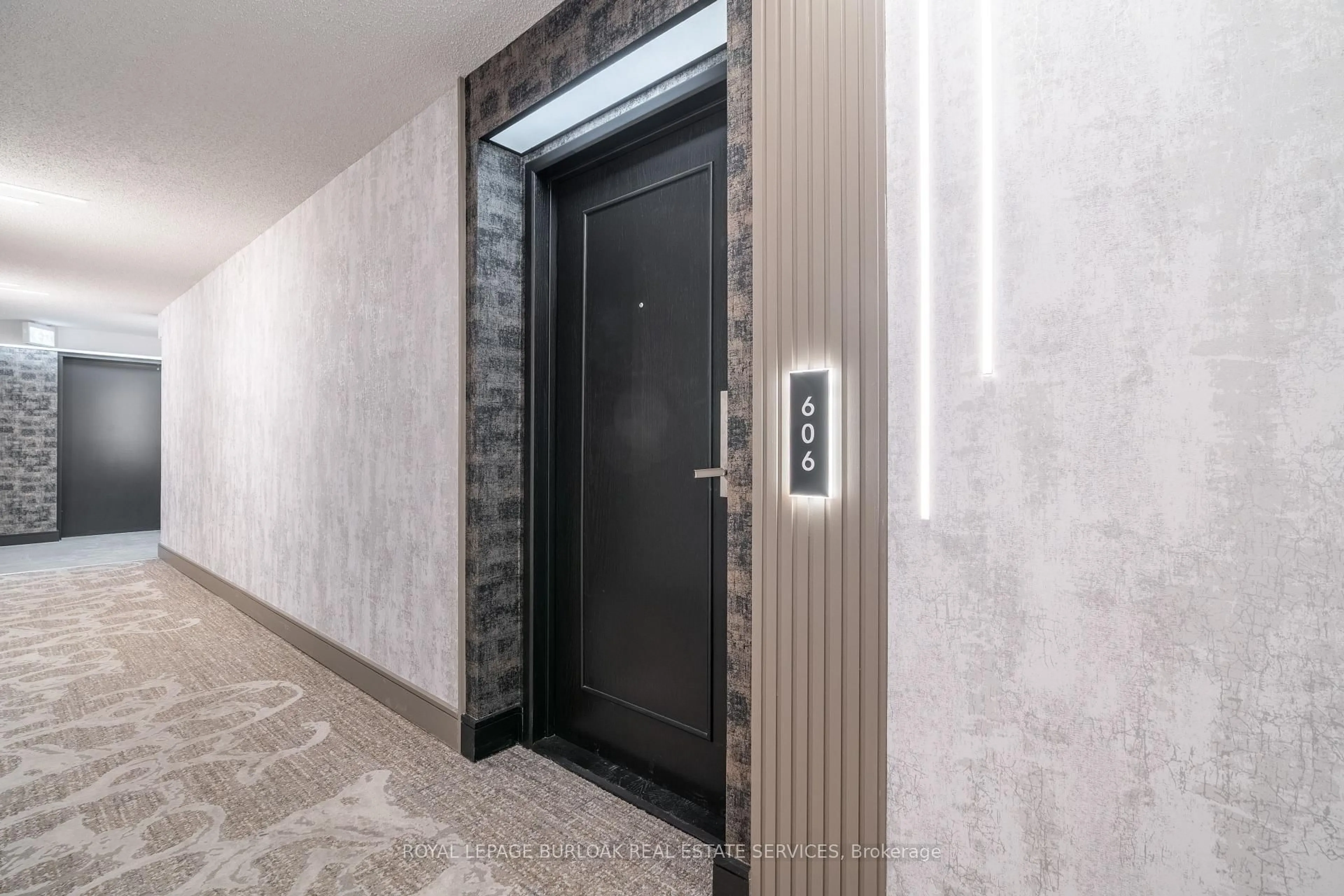 Indoor foyer for 1276 Maple Crossing Blvd #606, Burlington Ontario L7S 2J9