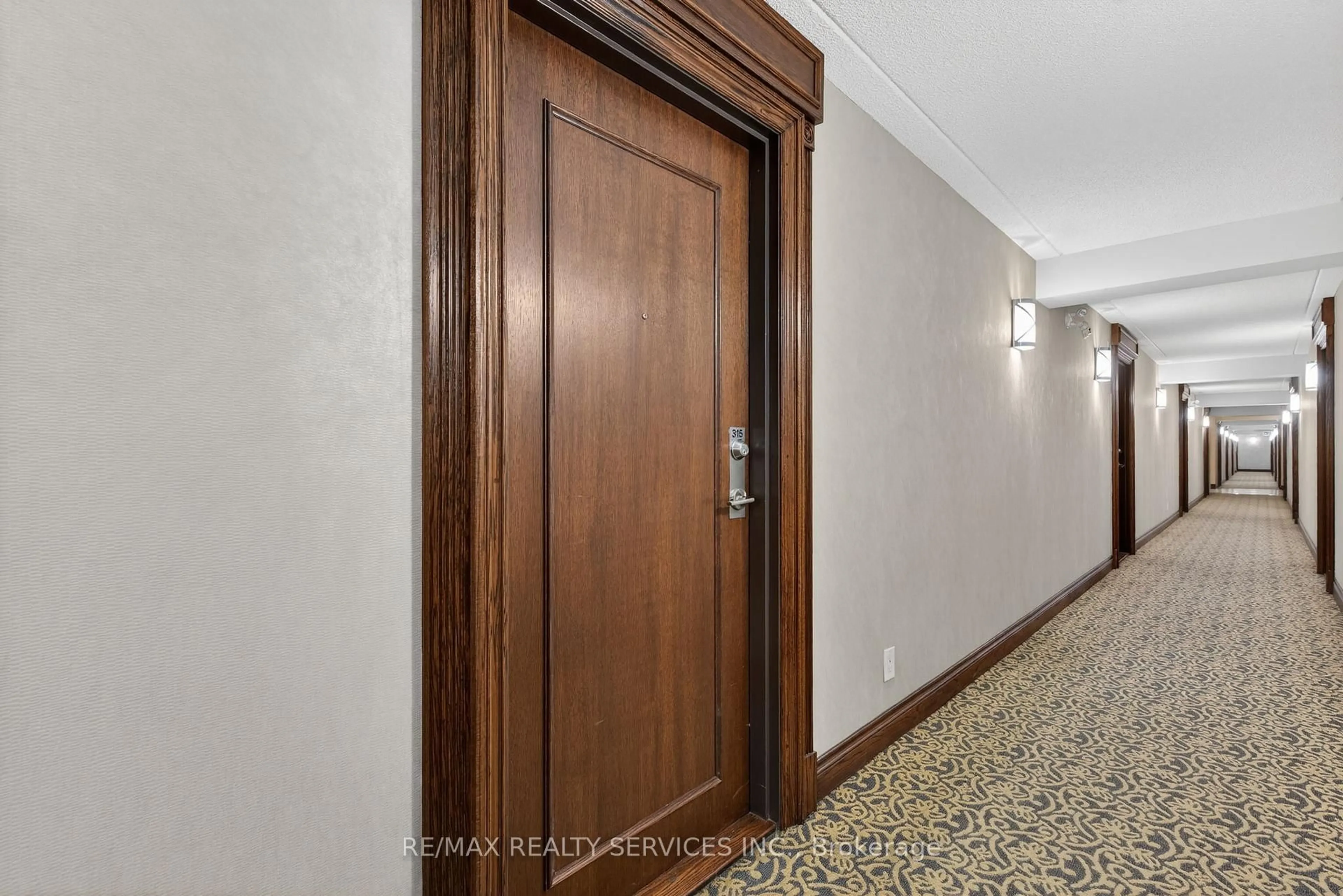 Indoor foyer for 50 Via Rosedale Way #315, Brampton Ontario L6R 3Z7