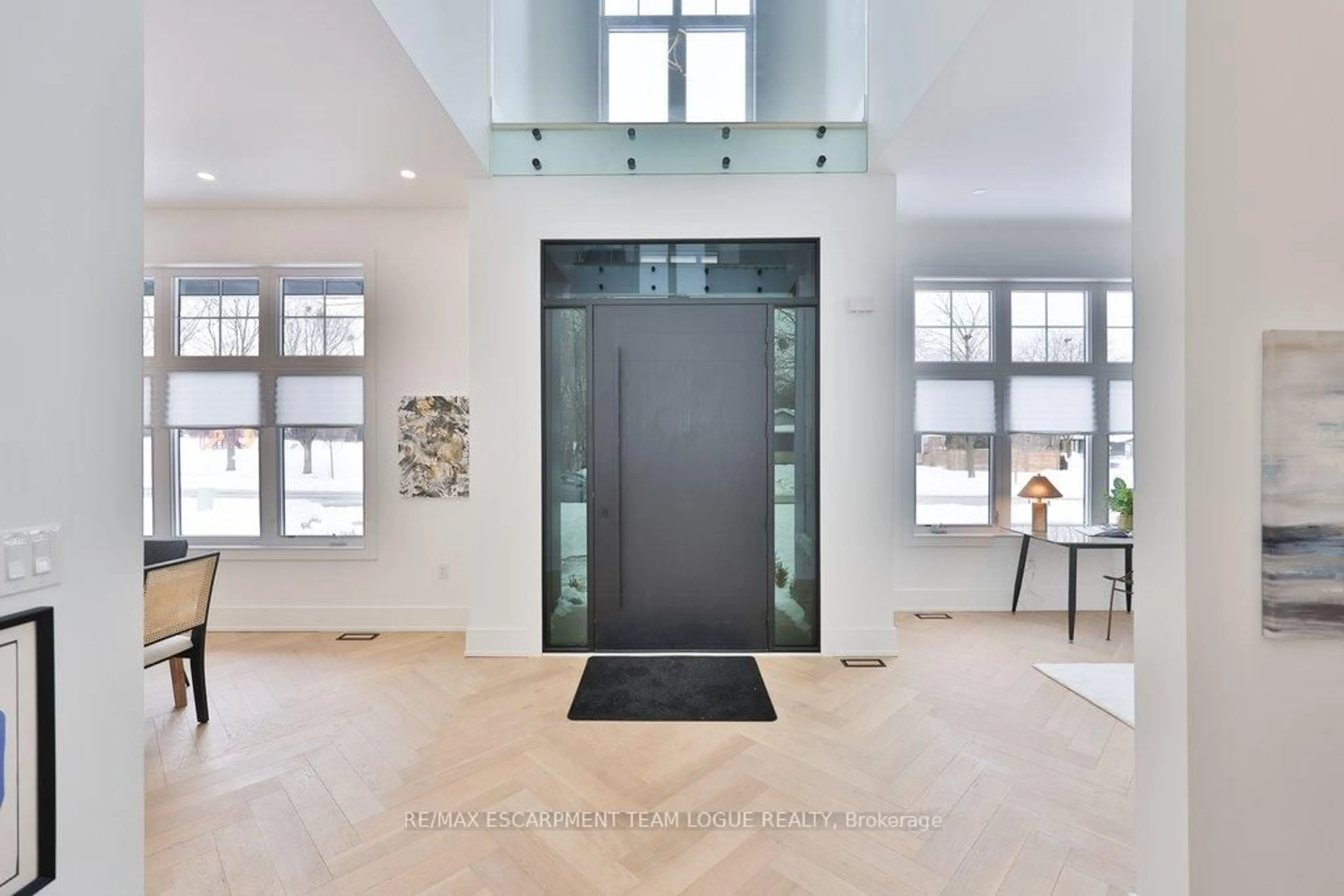 Indoor entryway for 302 Tuck Dr, Burlington Ontario L7L 2R3