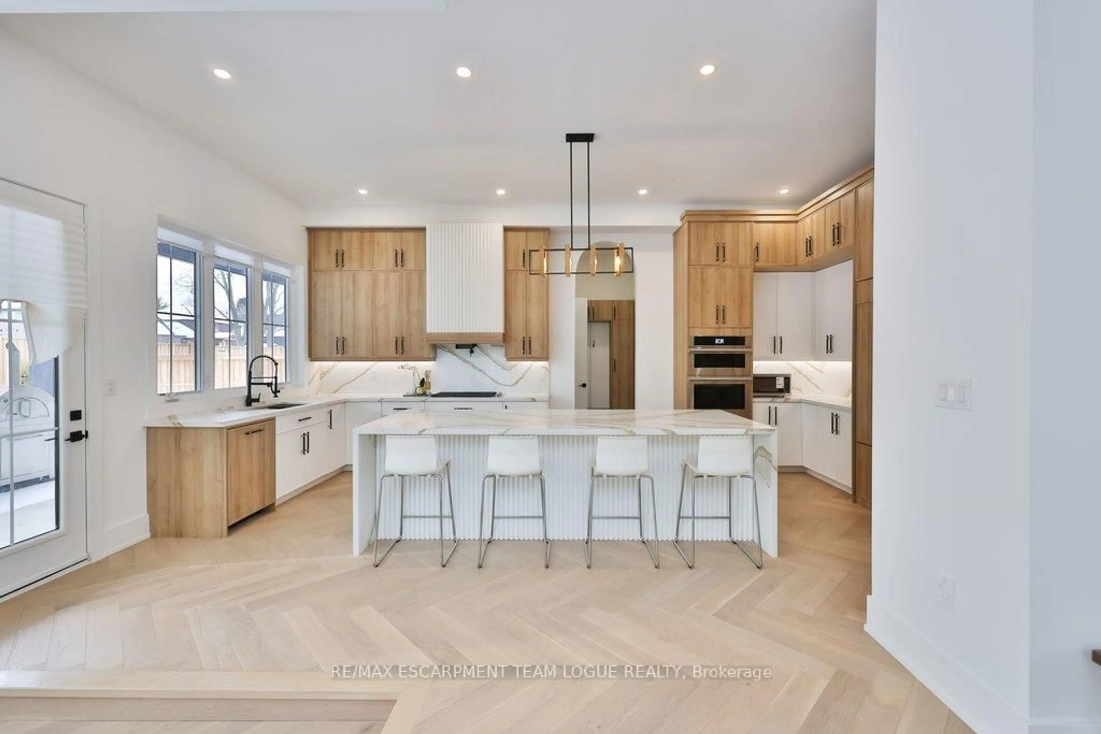 Open concept kitchen, unknown for 302 Tuck Dr, Burlington Ontario L7L 2R3