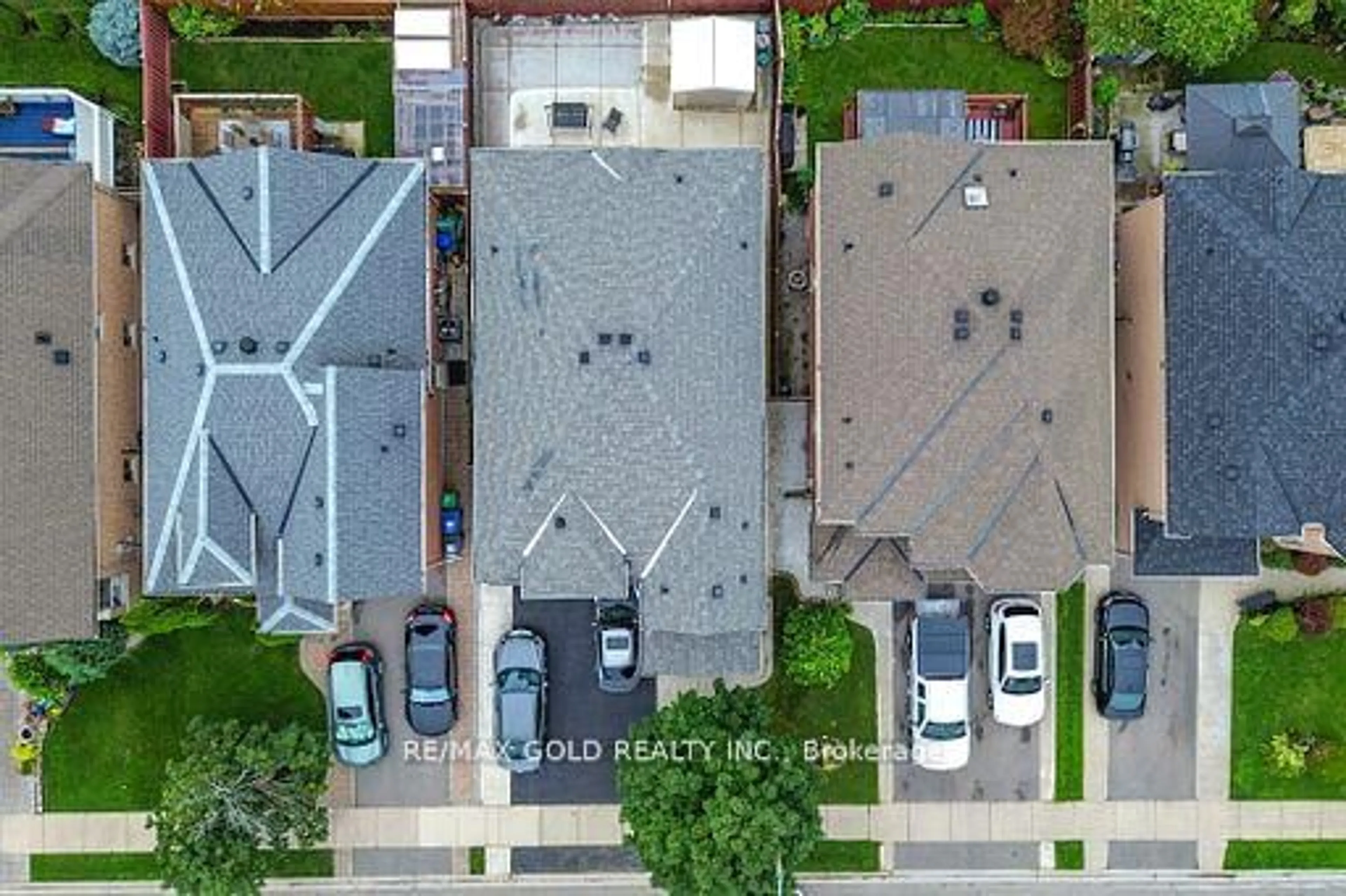 A pic from outside/outdoor area/front of a property/back of a property/a pic from drone, street for 18 Thimbleberry St, Brampton Ontario L7A 3L3