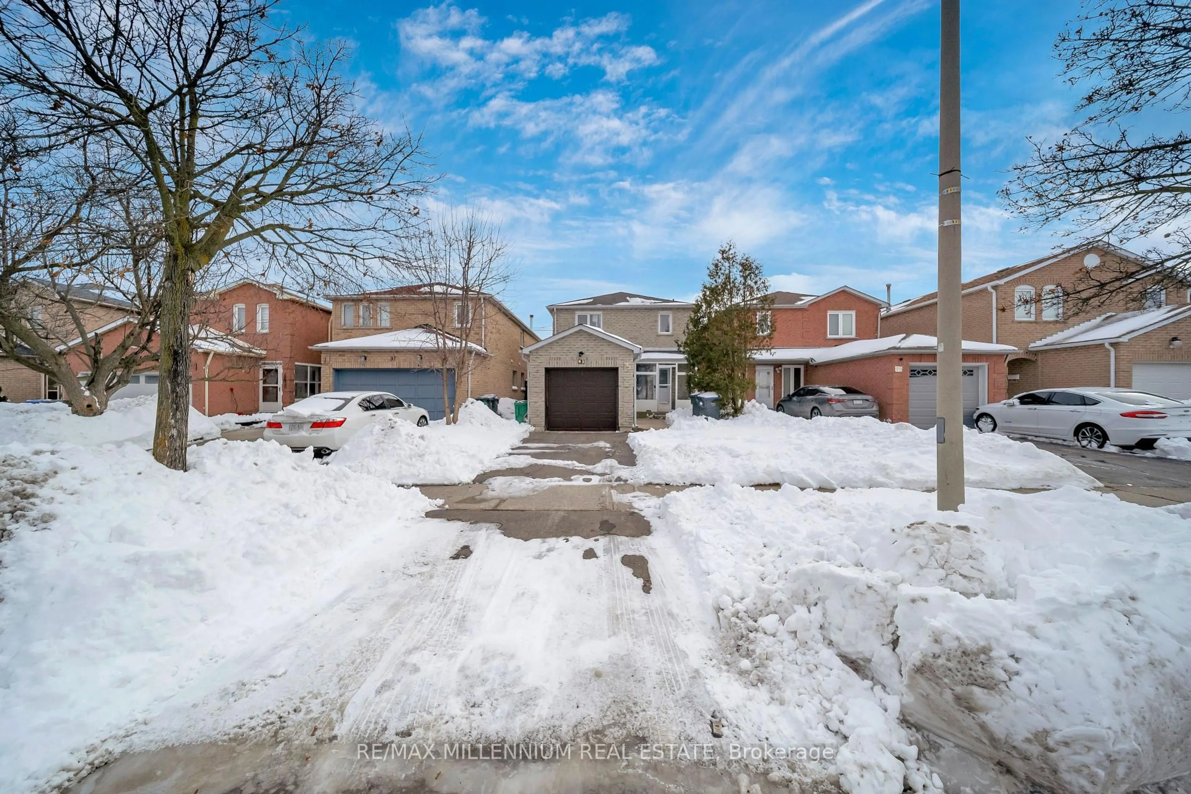 A pic from outside/outdoor area/front of a property/back of a property/a pic from drone, street for 93 Gatesgill St, Brampton Ontario L6X 3T1