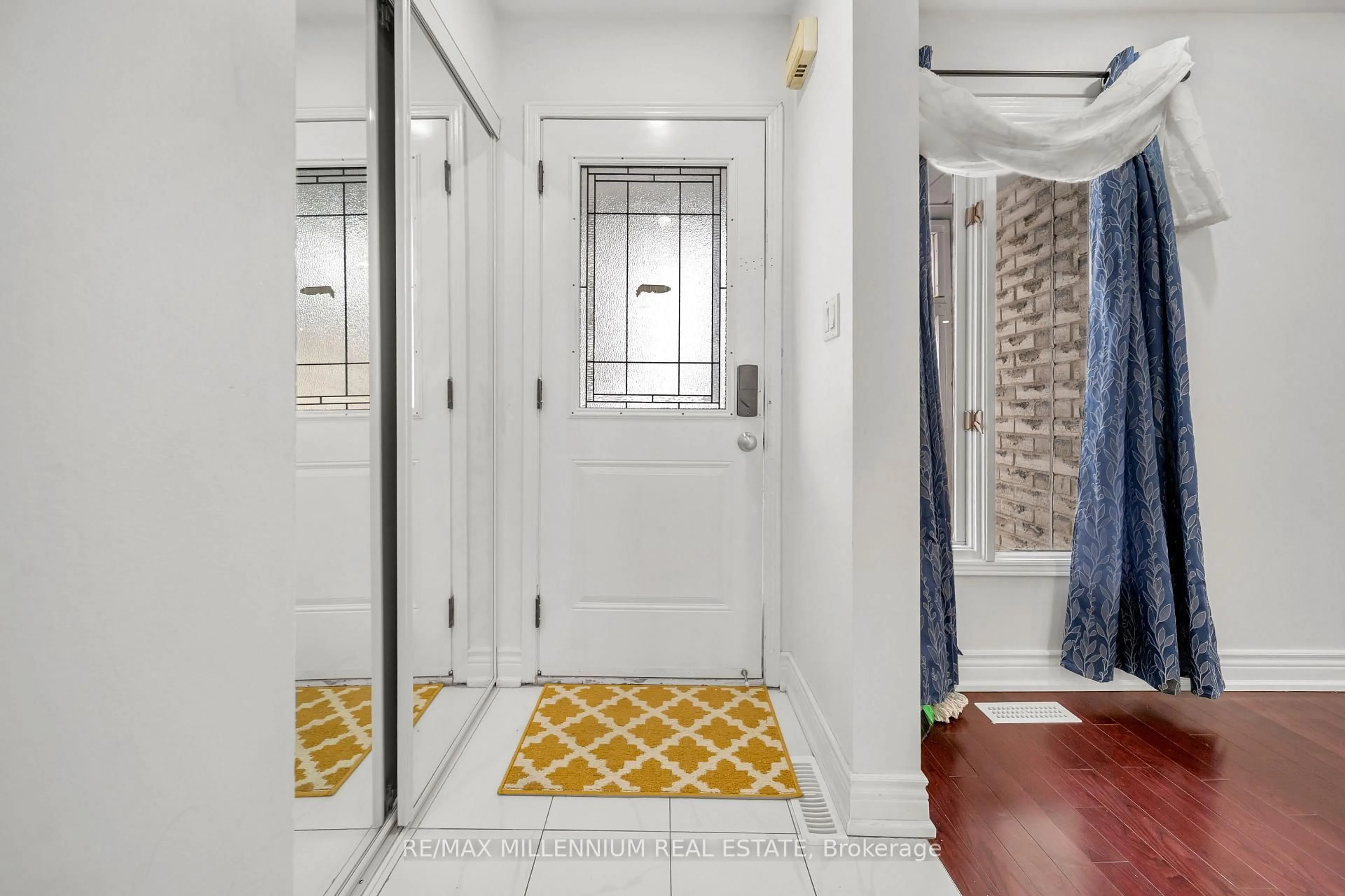 Indoor entryway for 93 Gatesgill St, Brampton Ontario L6X 3T1