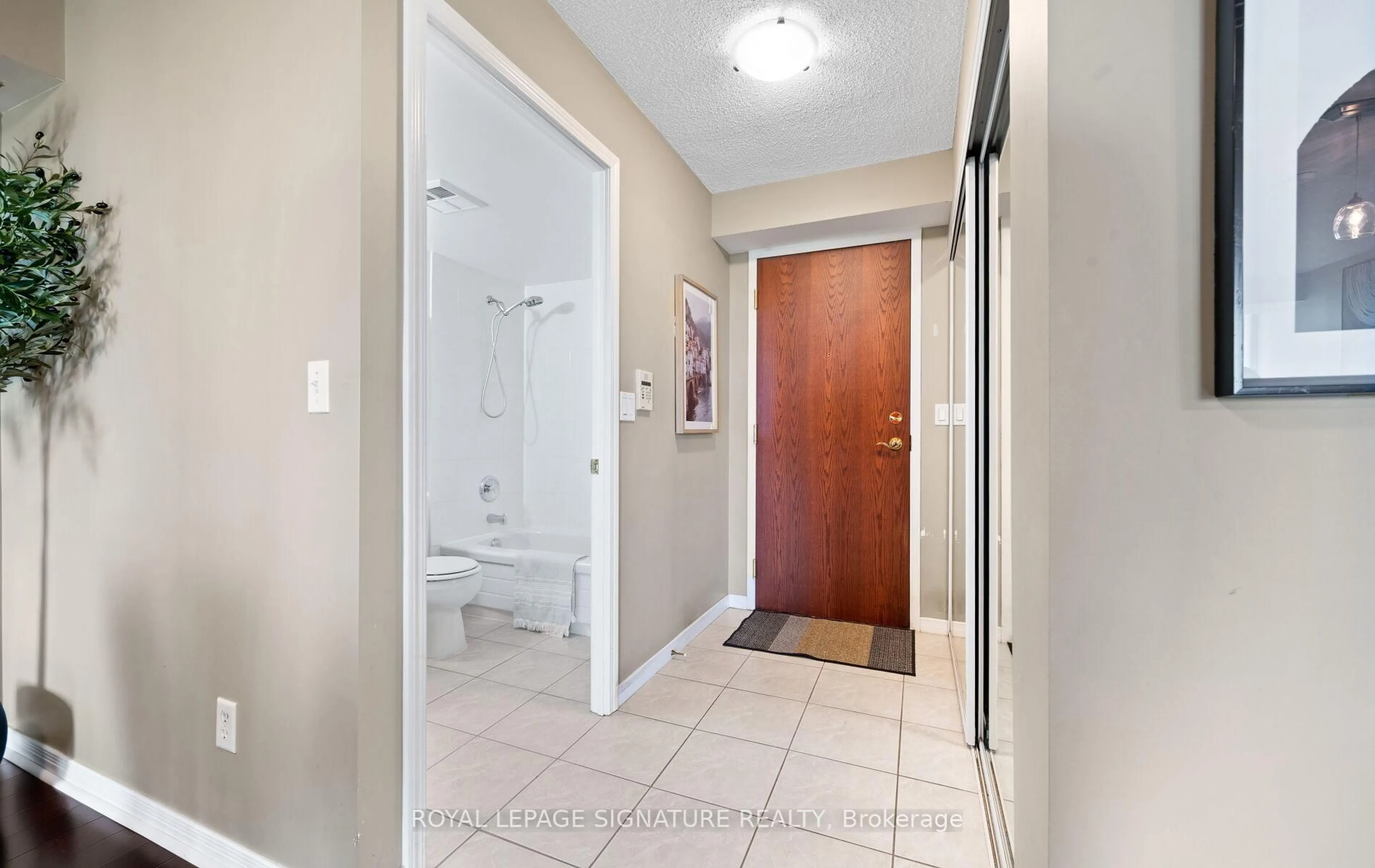 Indoor entryway for 2565 Erin Centre Blvd #1501, Mississauga Ontario L5M 6Z8