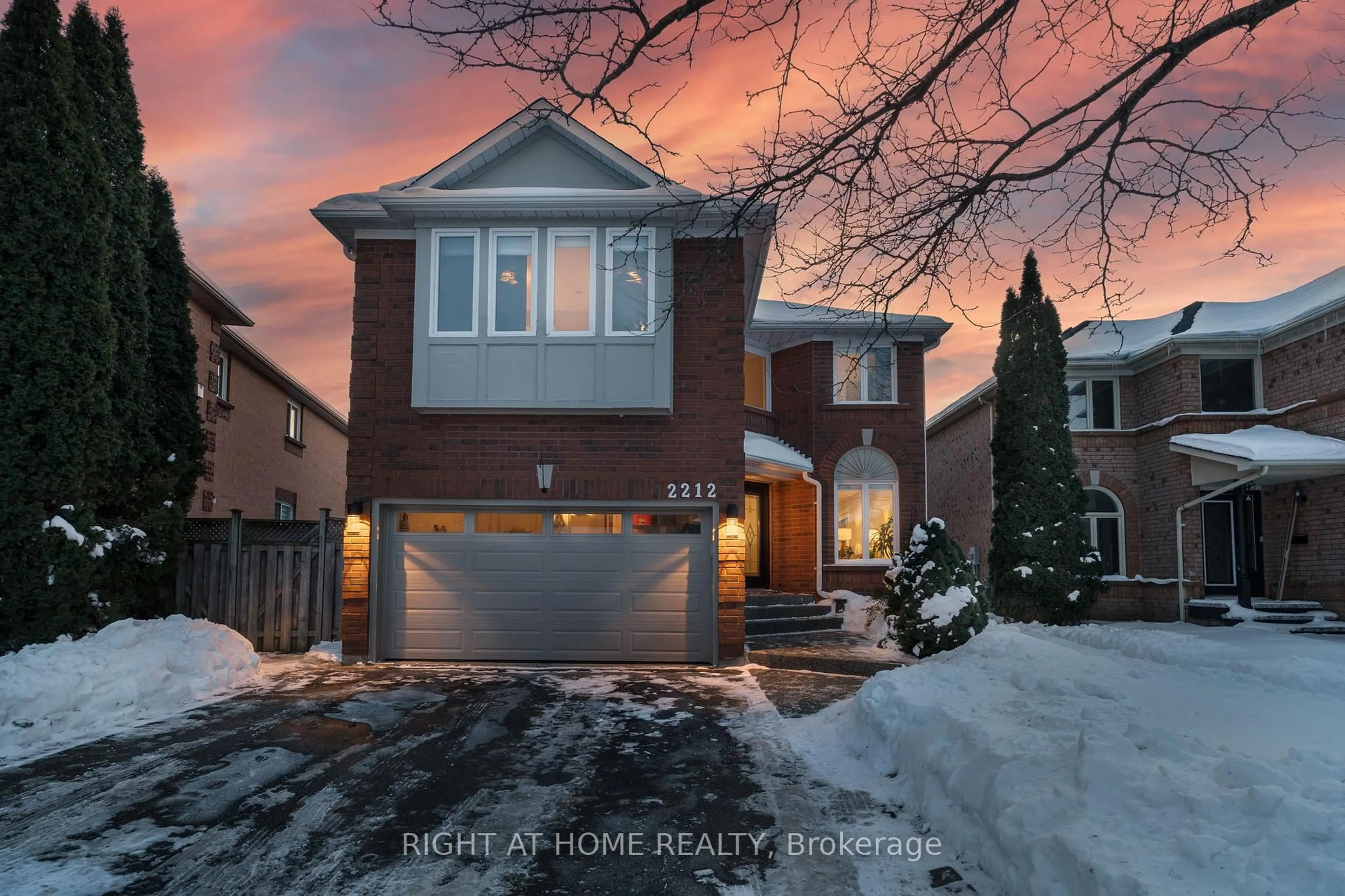 Home with brick exterior material, street for 2212 Vista Oak Dr, Oakville Ontario L6M 3L7
