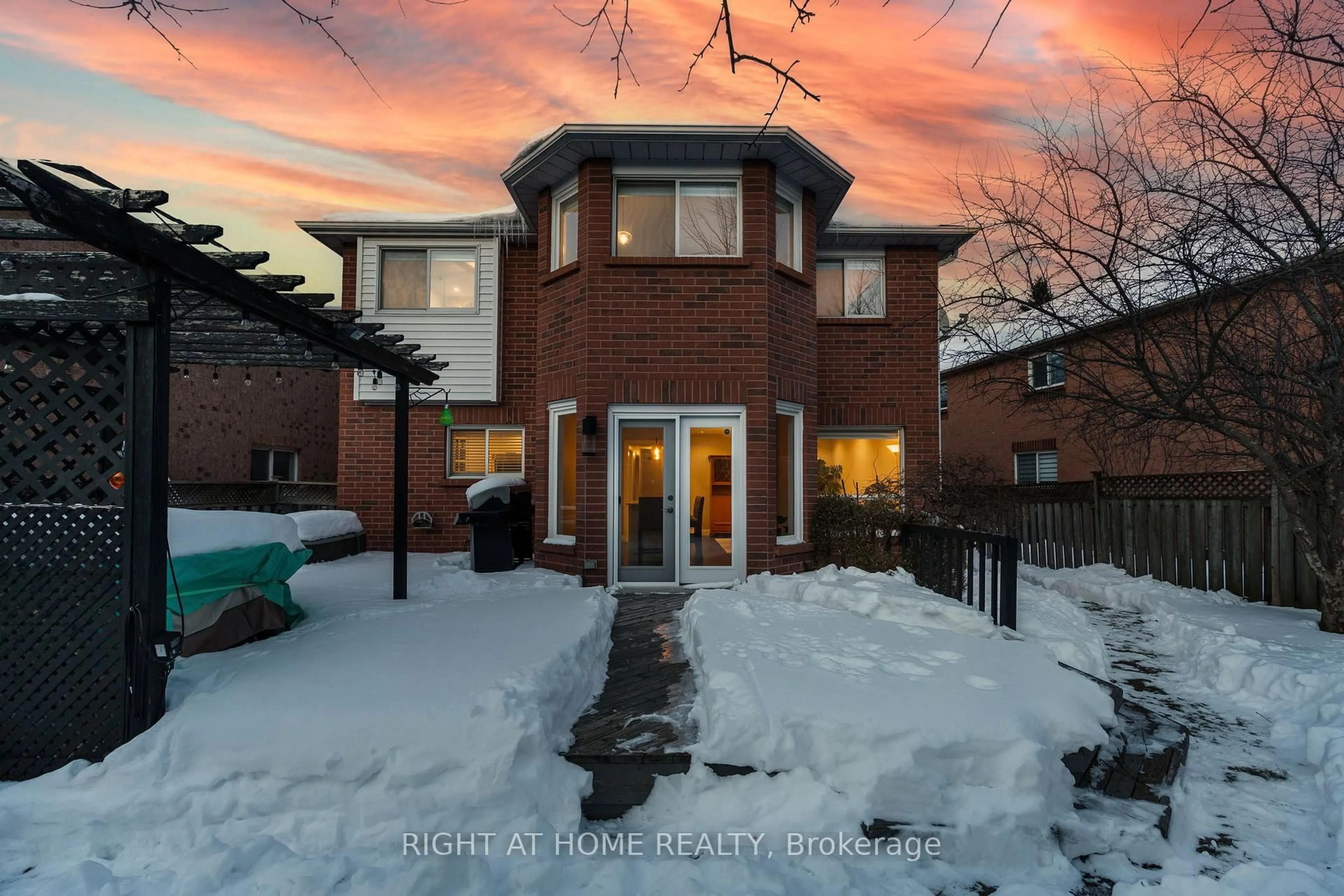 Home with brick exterior material, street for 2212 Vista Oak Dr, Oakville Ontario L6M 3L7