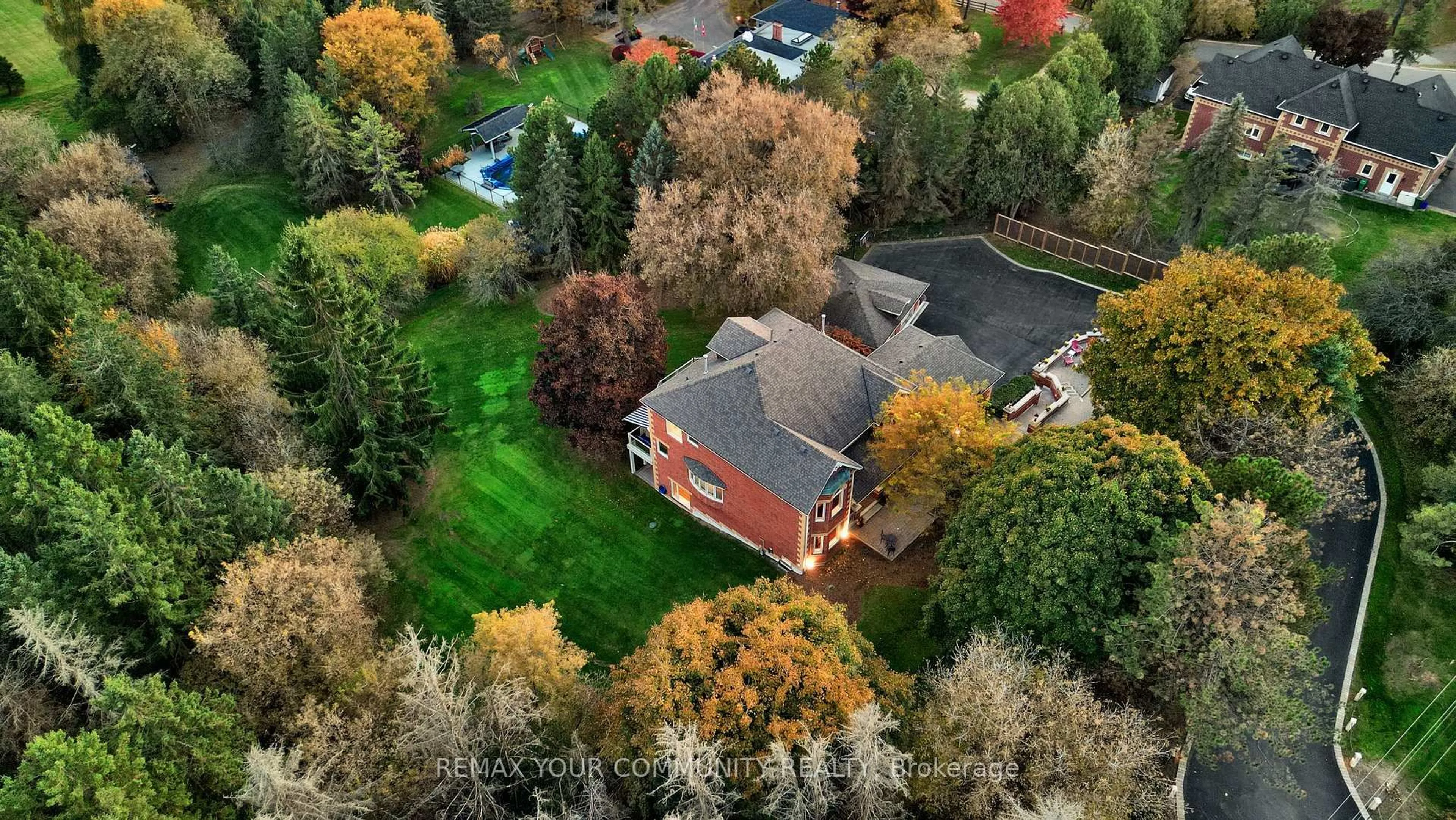 A pic from outside/outdoor area/front of a property/back of a property/a pic from drone, street for 508 King St, Caledon Ontario L7E 0B9