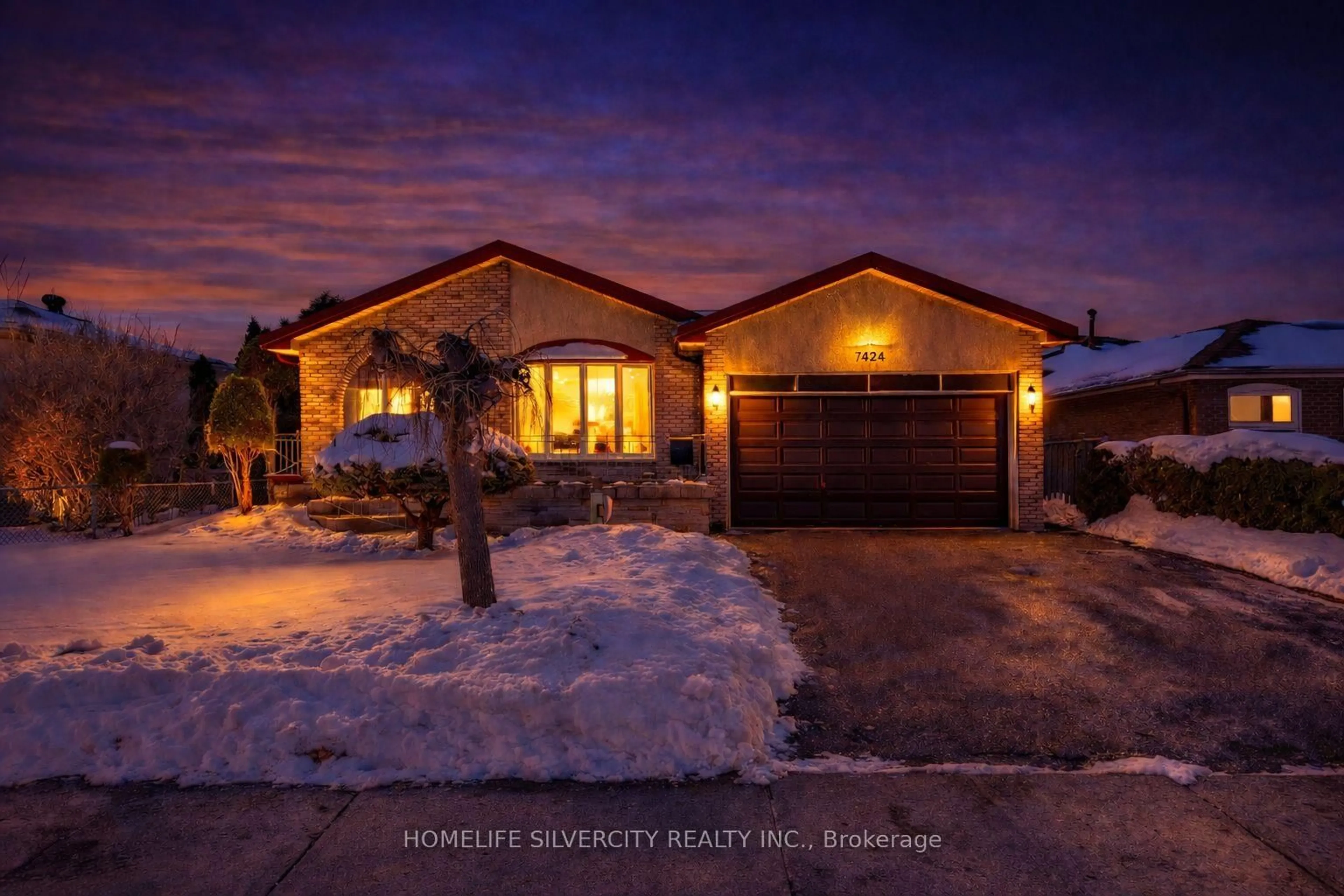 A pic from outside/outdoor area/front of a property/back of a property/a pic from drone, street for 7424 Netherwood Rd, Mississauga Ontario L4T 2N6