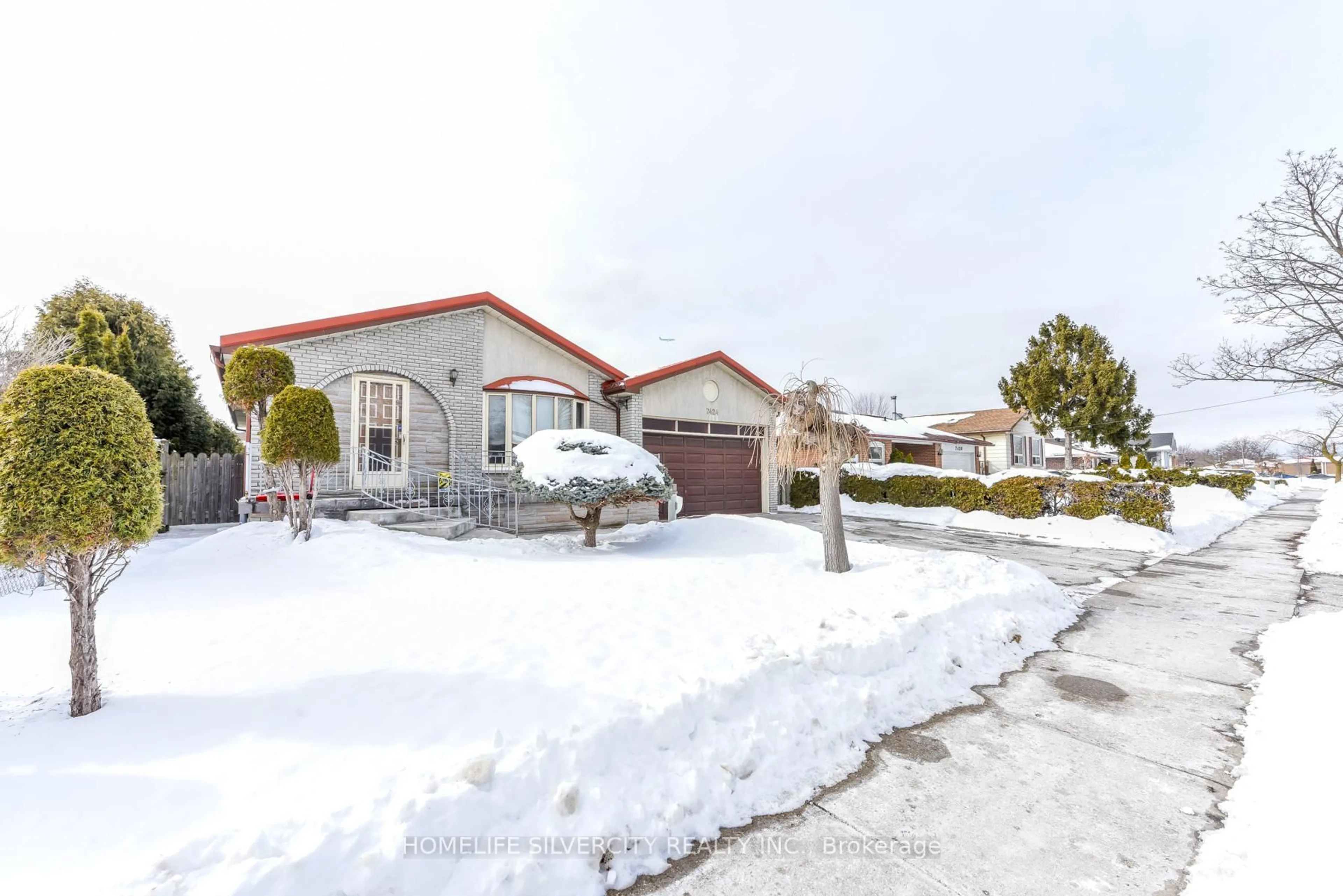 A pic from outside/outdoor area/front of a property/back of a property/a pic from drone, street for 7424 Netherwood Rd, Mississauga Ontario L4T 2N6