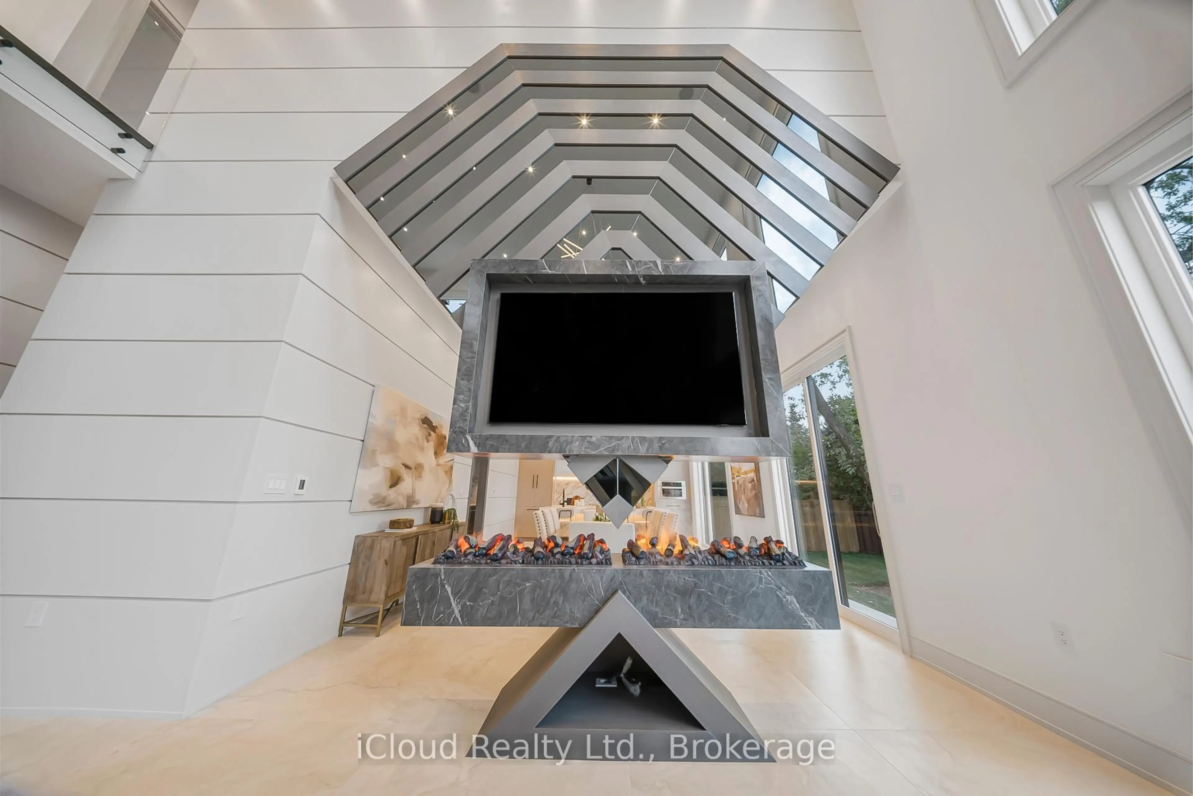 Indoor foyer for 1374 Tansley Dr, Oakville Ontario L6L 2N4