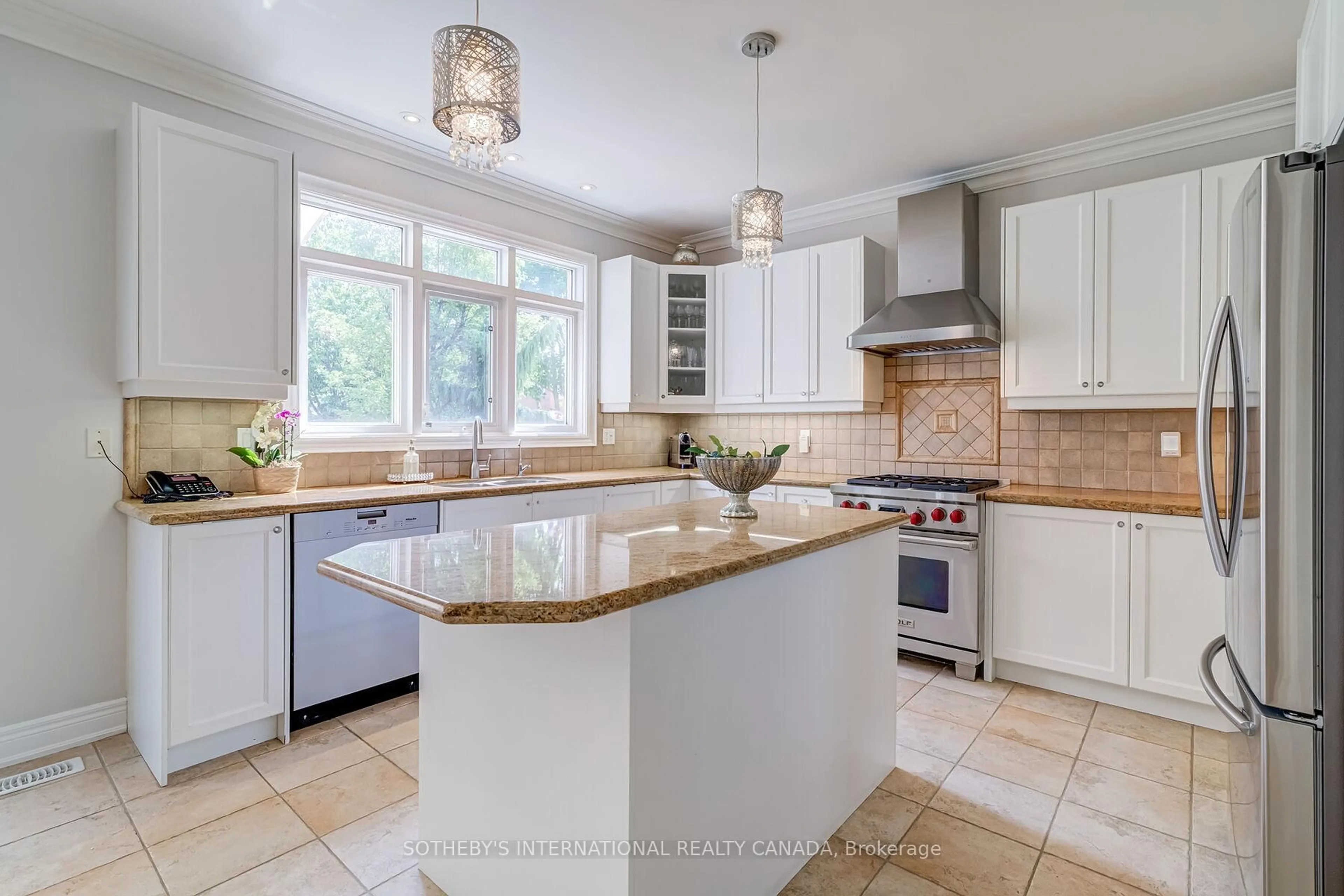 Contemporary kitchen, ceramic/tile floor for 5 Xavier Crt, Brampton Ontario L6Y 5S1