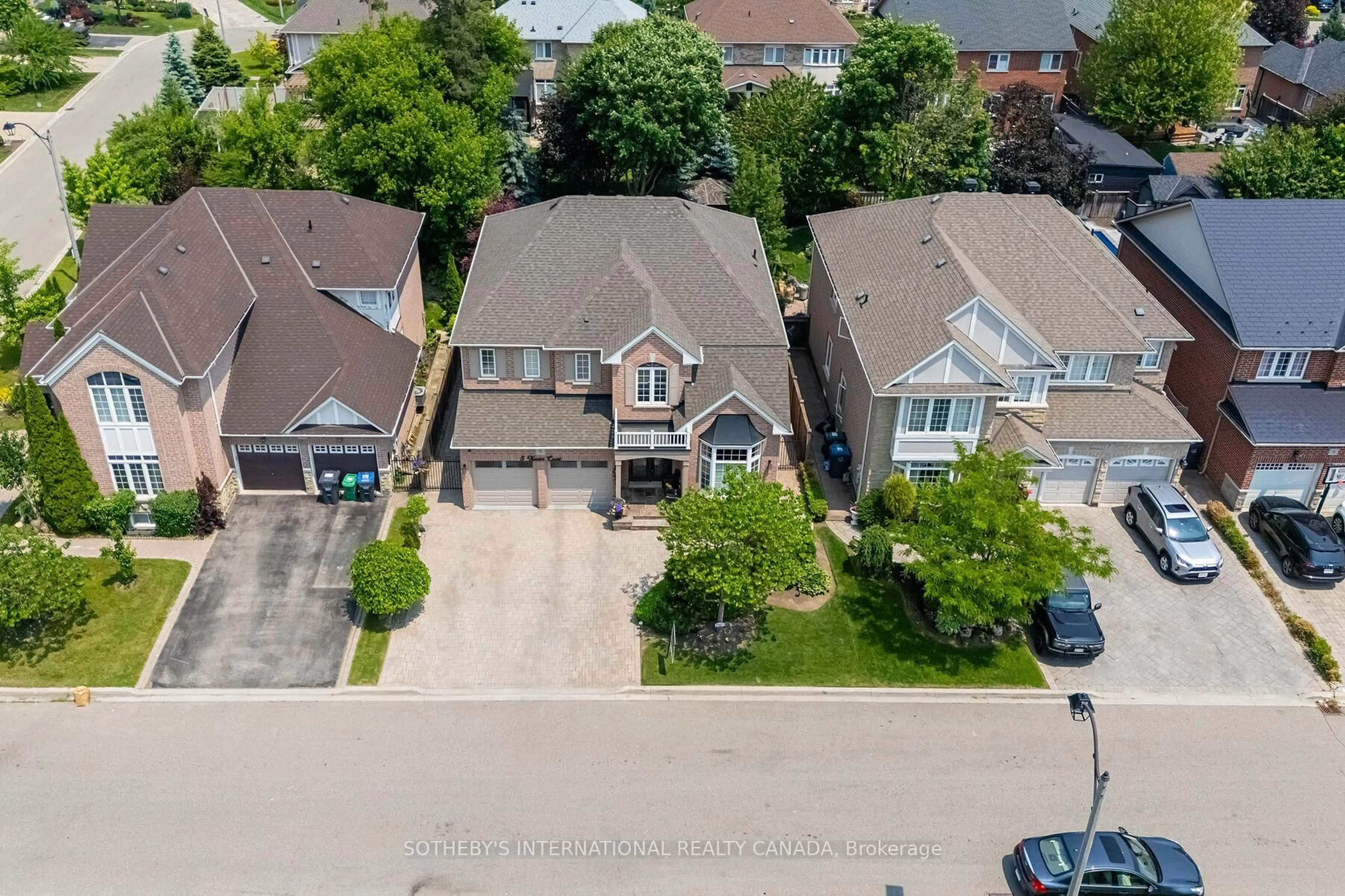 A pic from outside/outdoor area/front of a property/back of a property/a pic from drone, street for 5 Xavier Crt, Brampton Ontario L6Y 5S1