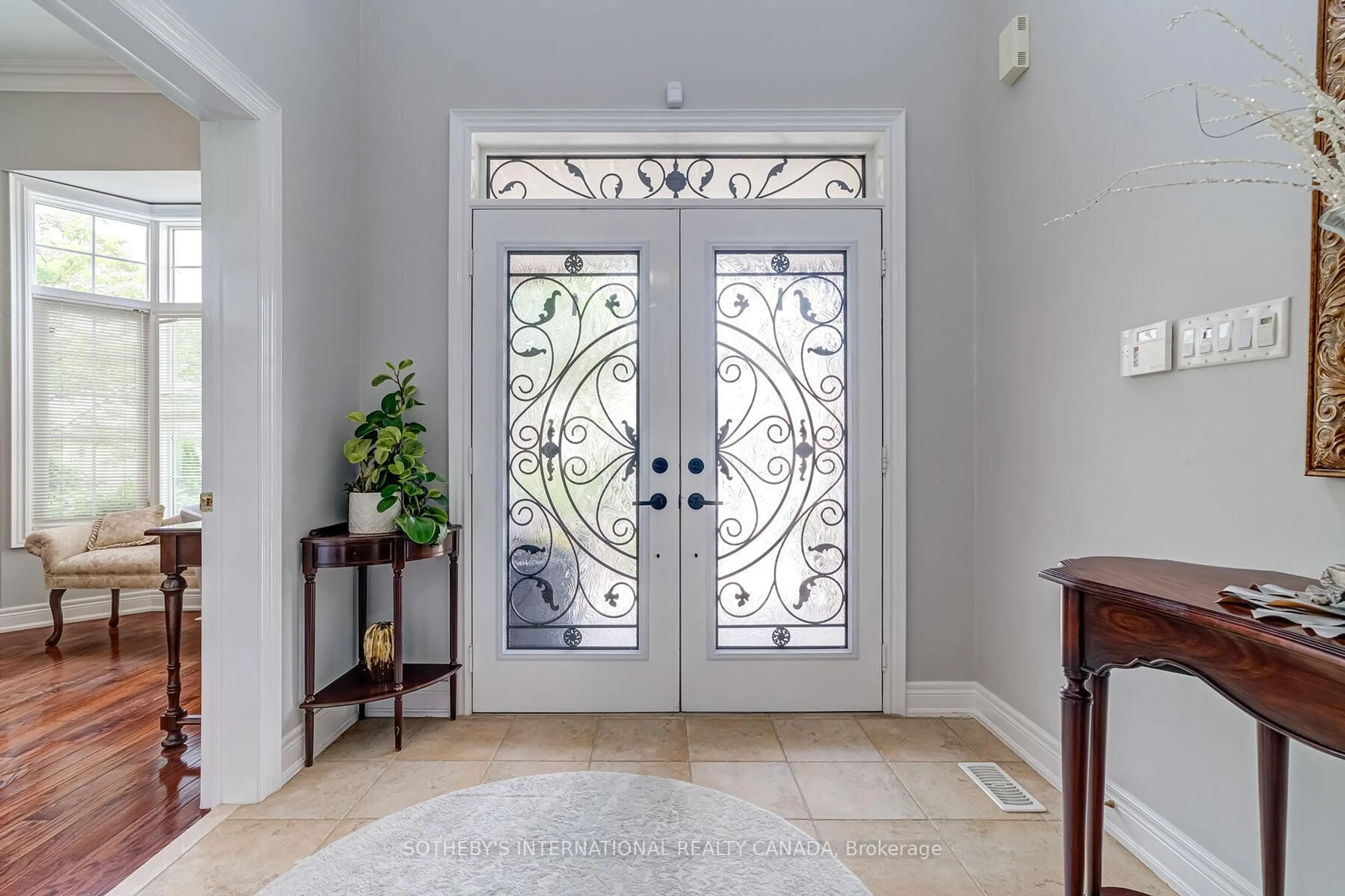 Indoor entryway for 5 Xavier Crt, Brampton Ontario L6Y 5S1