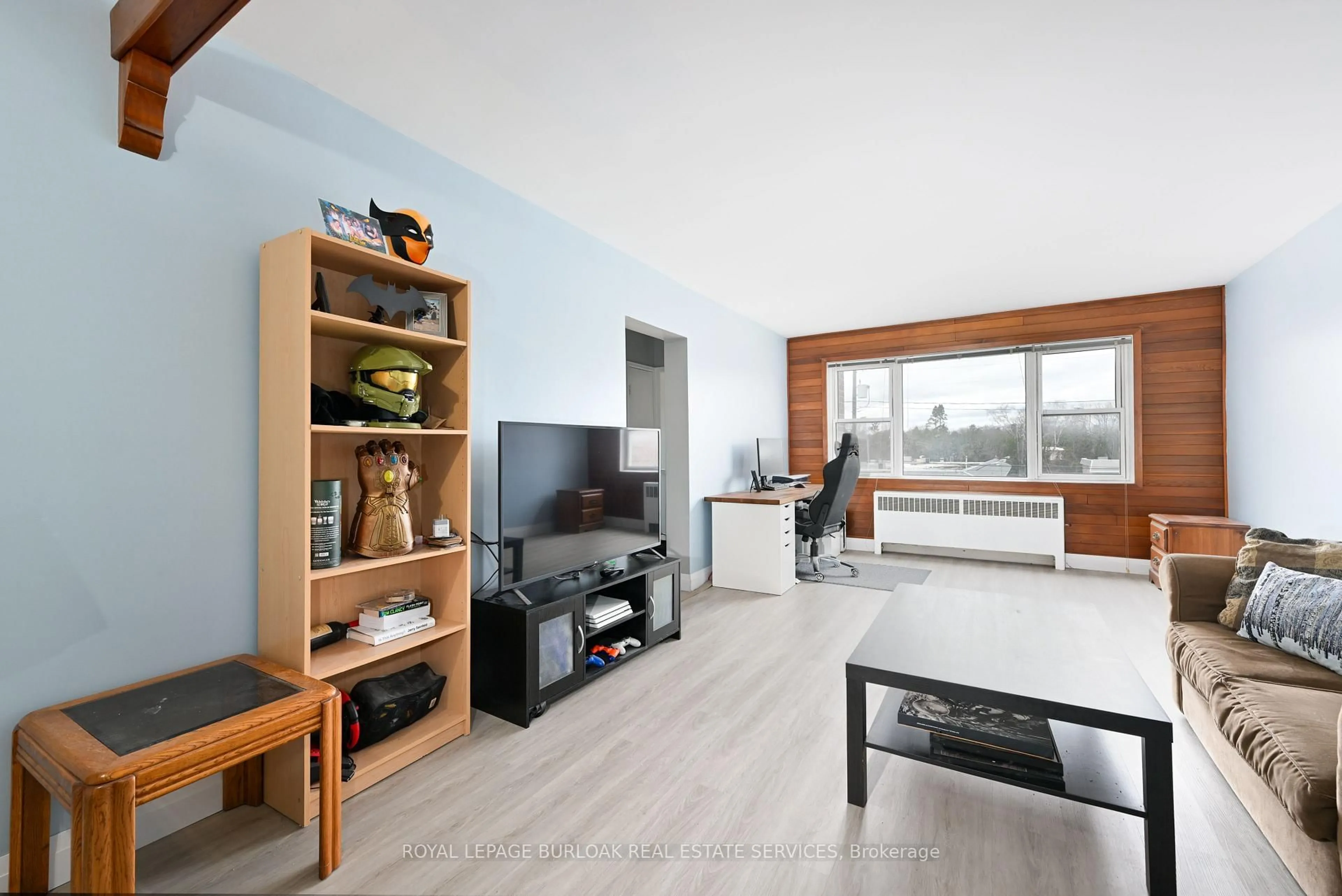 Living room with furniture, wood/laminate floor for 2418 New St #11, Burlington Ontario L7R 1J6