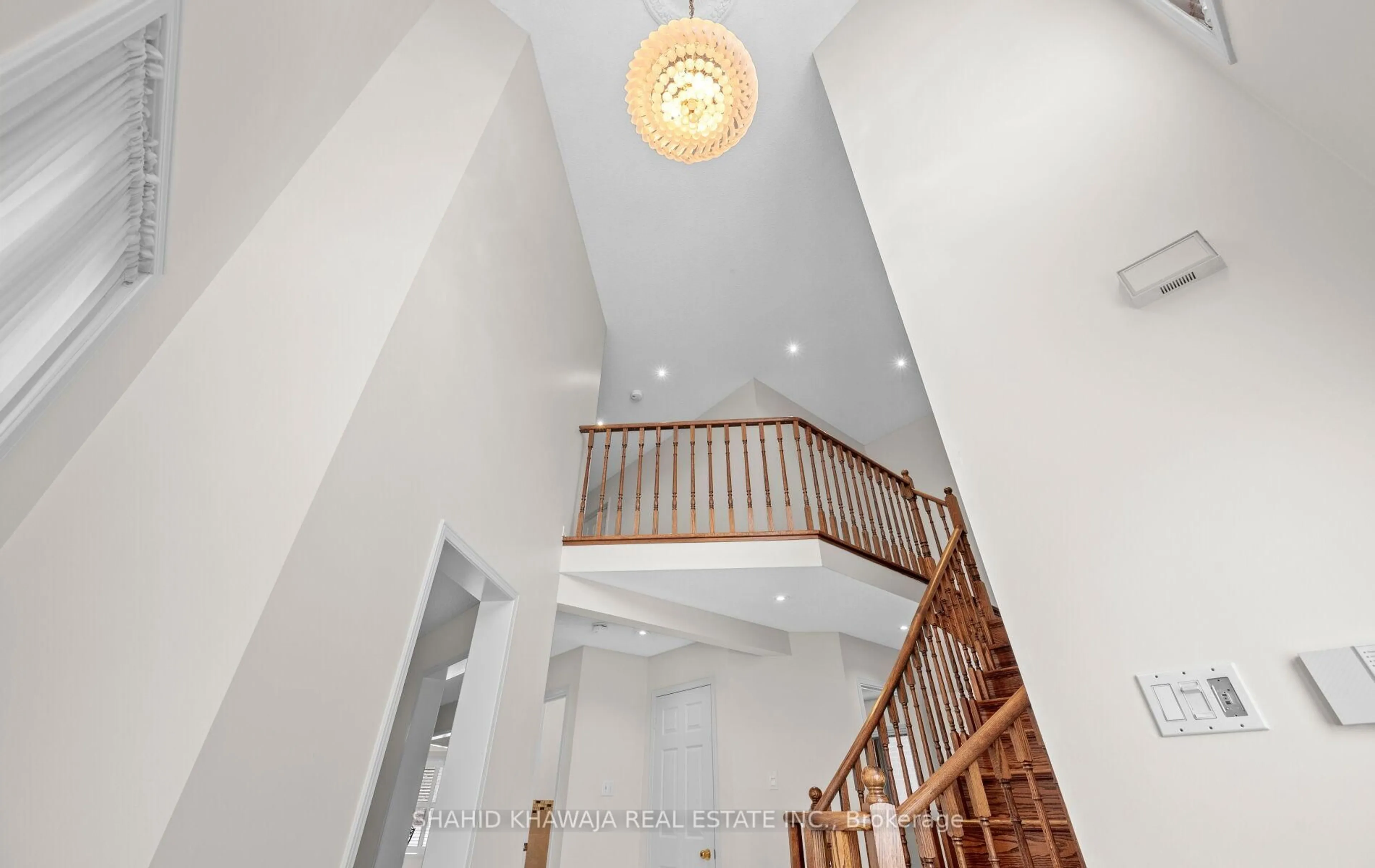 Indoor foyer for 6411 Alderwood Tr, Mississauga Ontario L5N 6W9