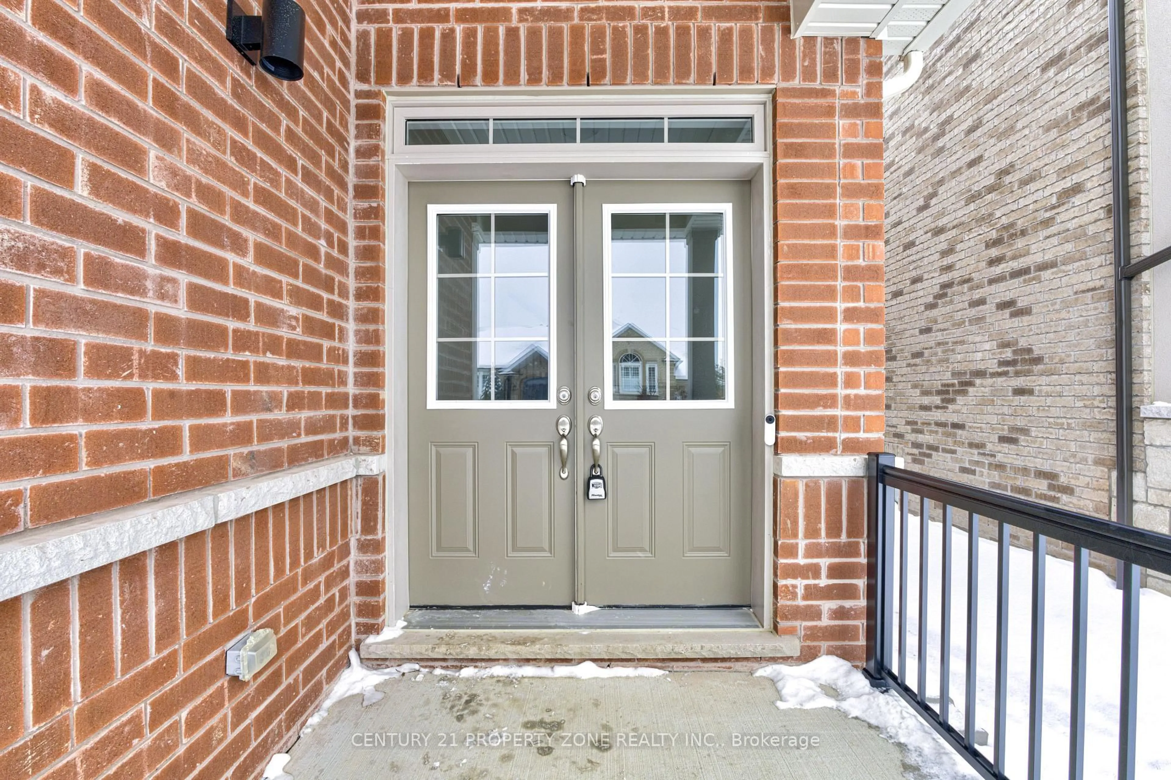 Indoor entryway for 28 Autumn Oak Crt, Caledon Ontario L7E 1X6
