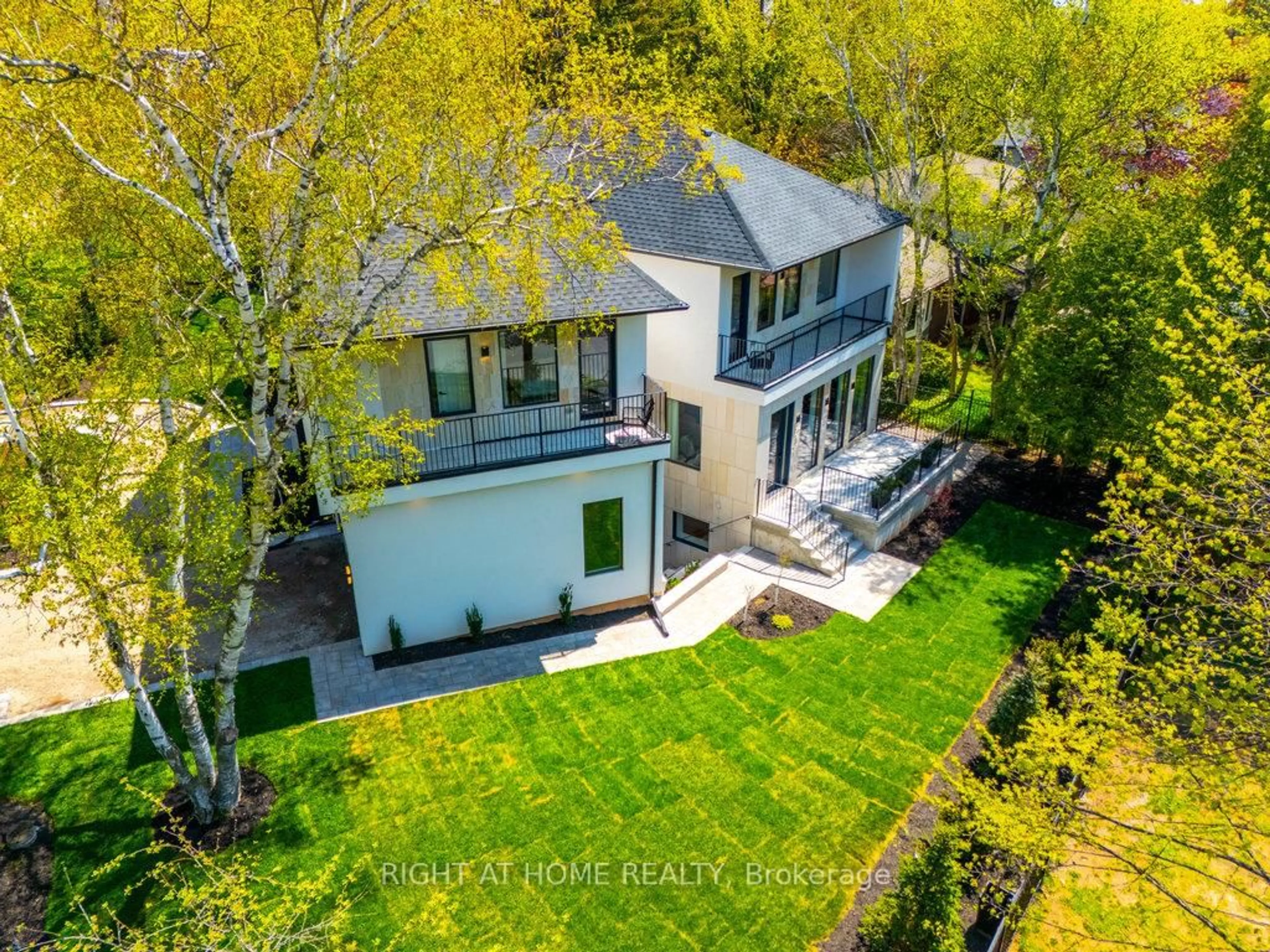 A pic from outside/outdoor area/front of a property/back of a property/a pic from drone, unknown for 920 Calder Rd, Mississauga Ontario L5J 2N7