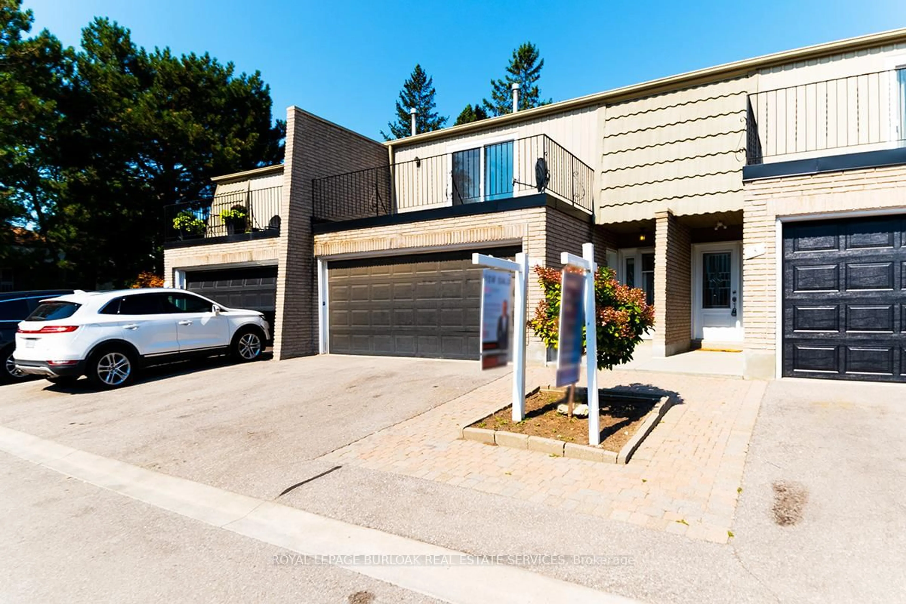 A pic from outside/outdoor area/front of a property/back of a property/a pic from drone, street for 1011 White Oak Dr #2, Burlington Ontario L7T 2L3