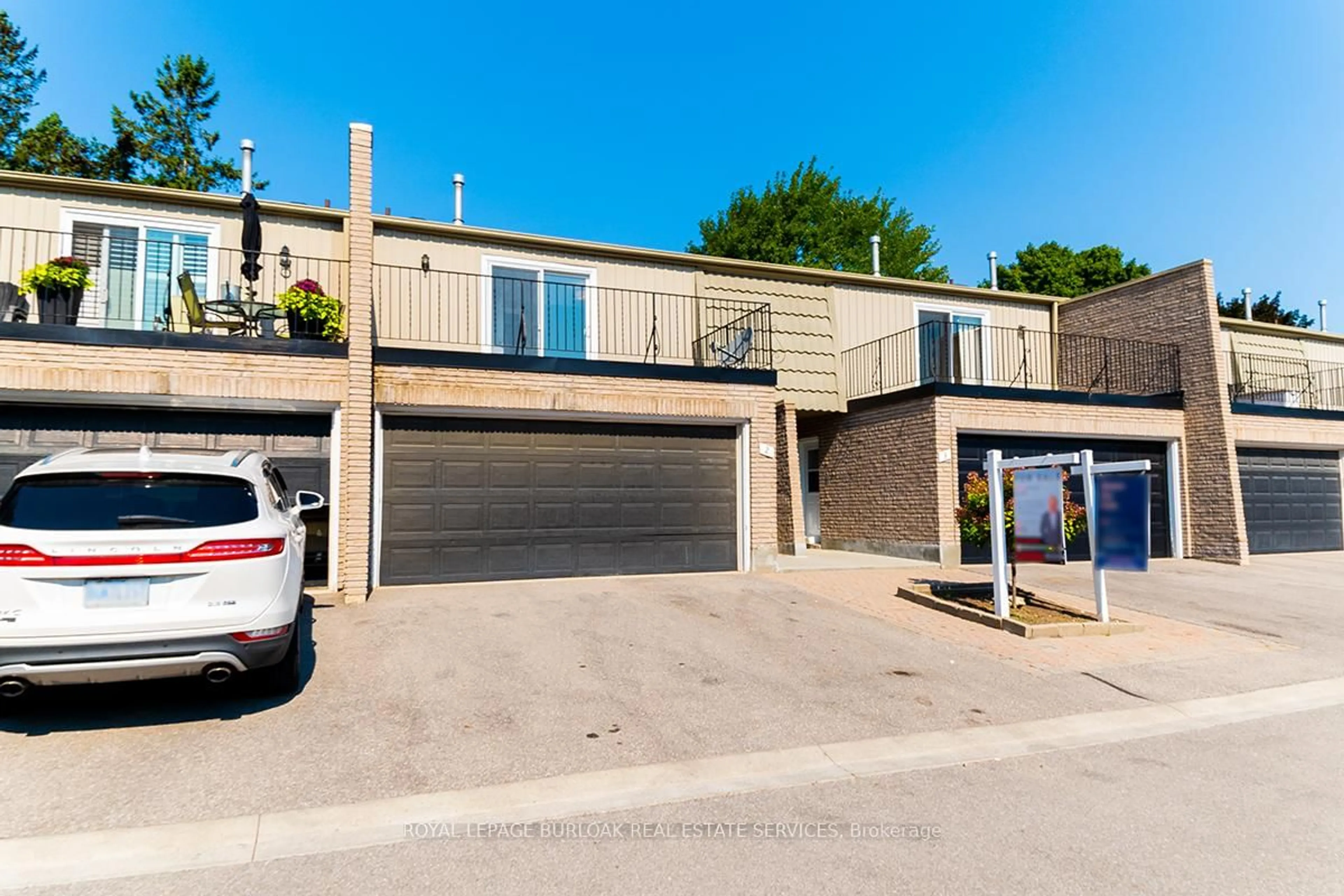 A pic from outside/outdoor area/front of a property/back of a property/a pic from drone, street for 1011 White Oak Dr #2, Burlington Ontario L7T 2L3