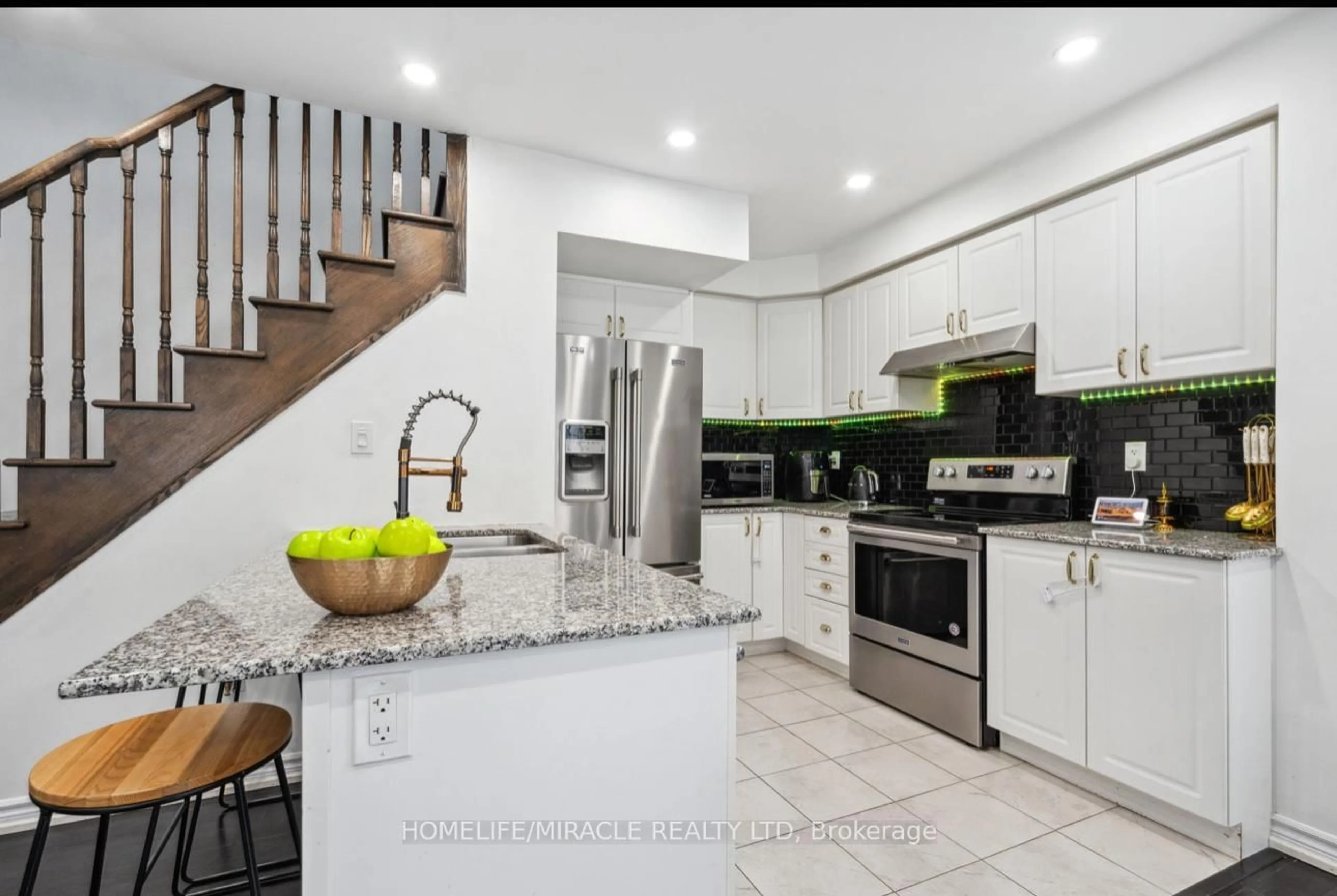 Open concept kitchen, ceramic/tile floor for 200 Veterans Dr #32, Brampton Ontario L7A 4S6