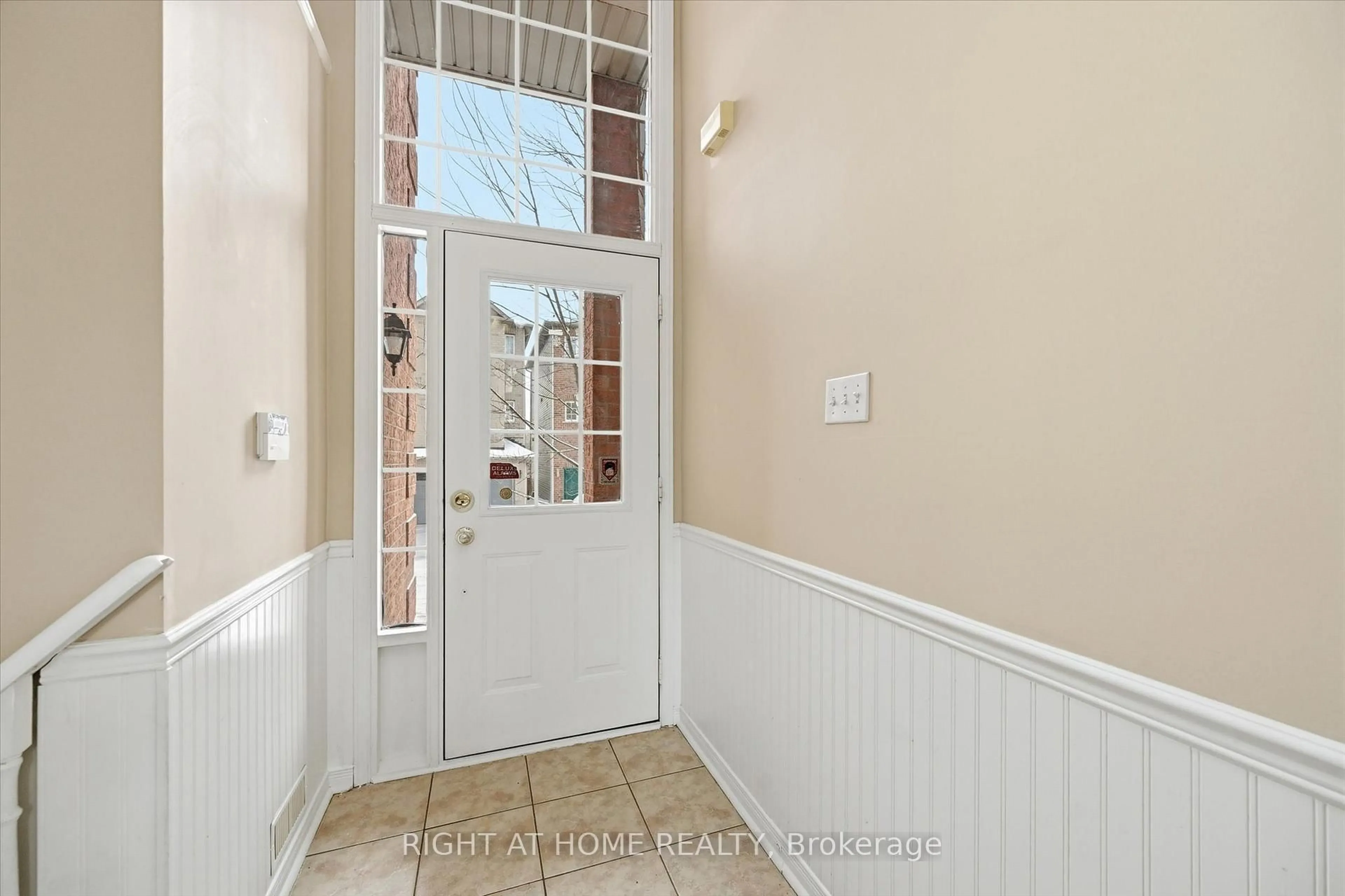 Indoor entryway for 5110 Fairview St #32, Burlington Ontario L7L 7H6