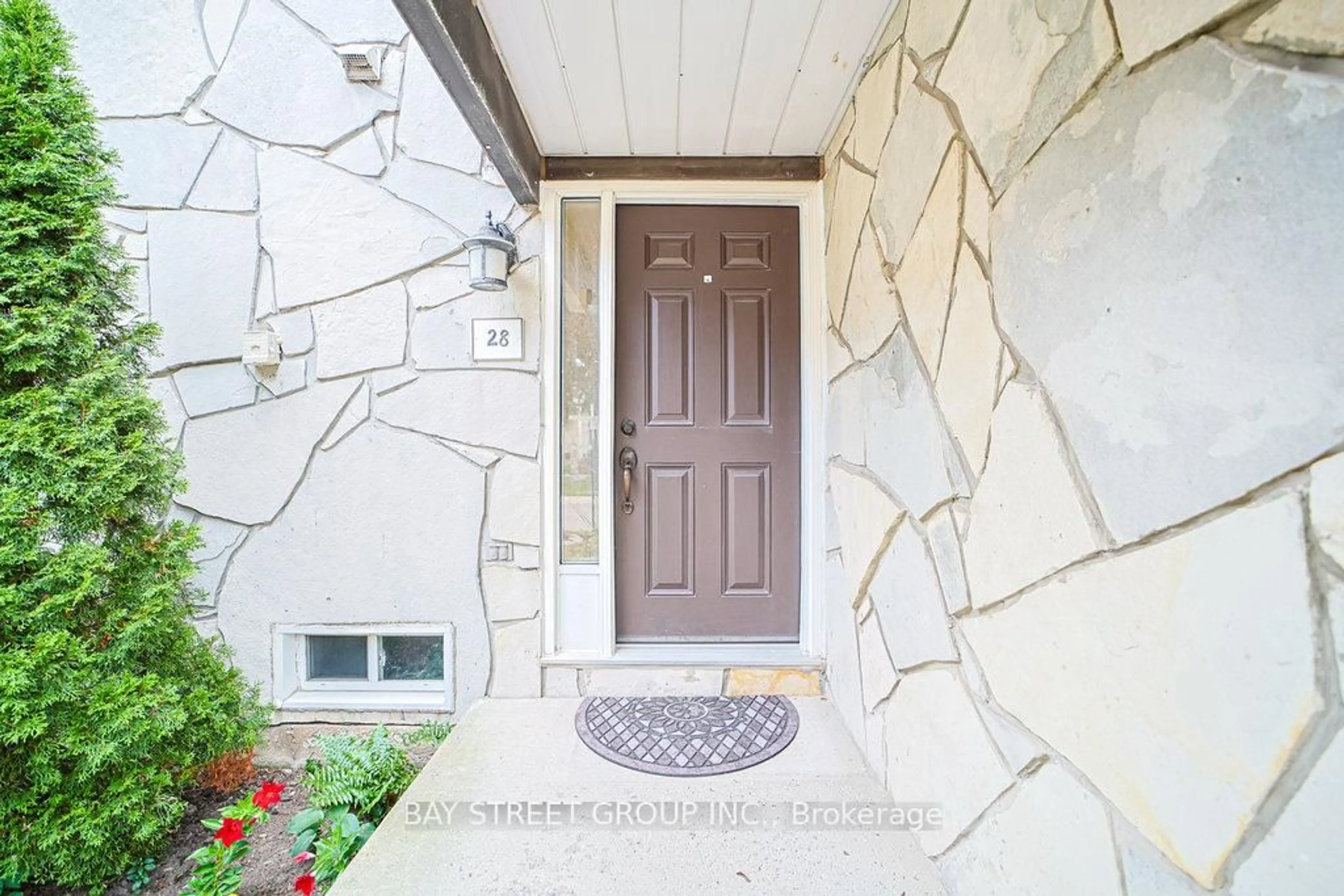 Indoor entryway for 2200 Glenwood School Dr #28, Burlington Ontario L7R 4H7