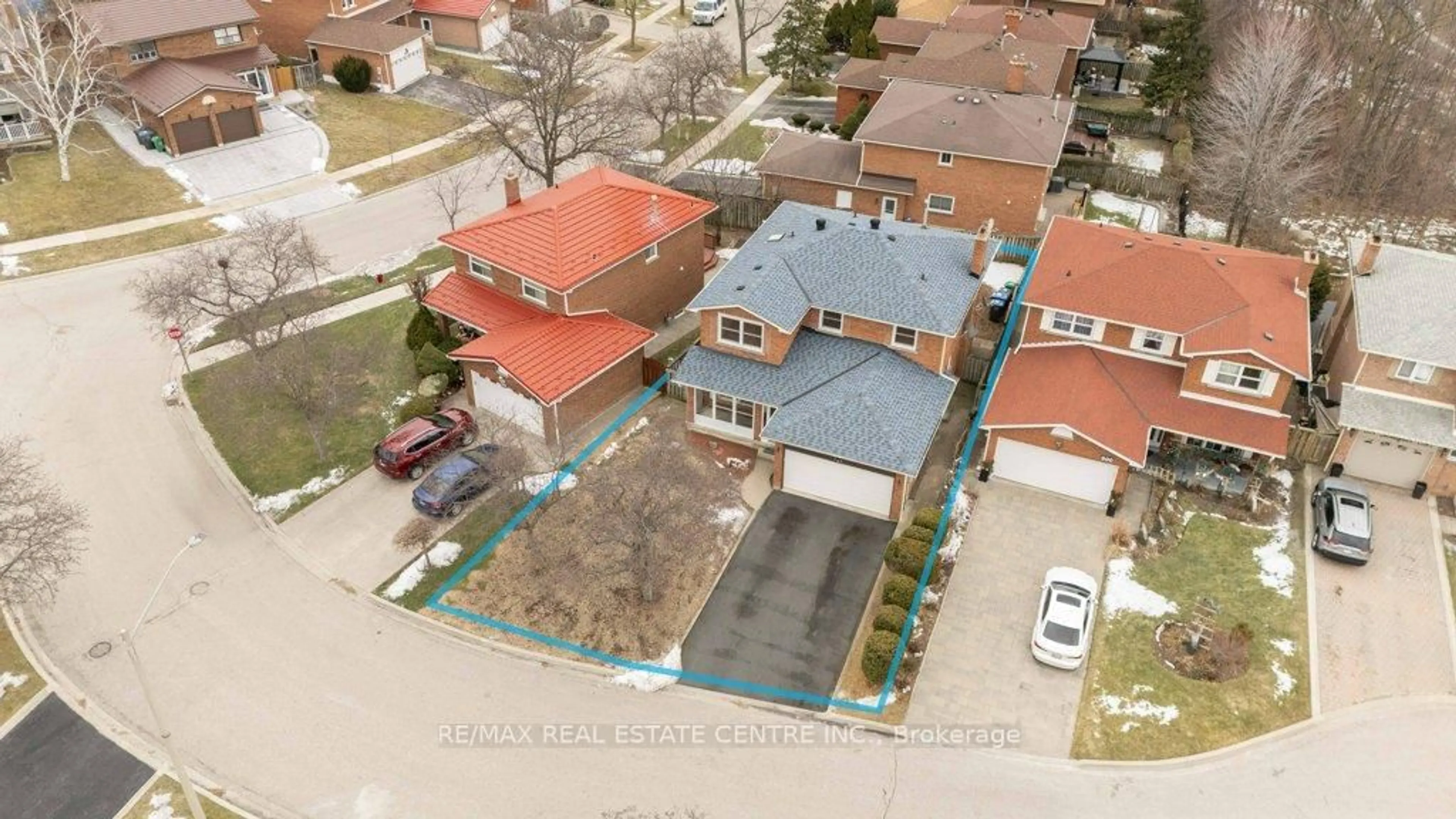 A pic from outside/outdoor area/front of a property/back of a property/a pic from drone, street for 796 Buckingham Crt, Mississauga Ontario L5C 4M3