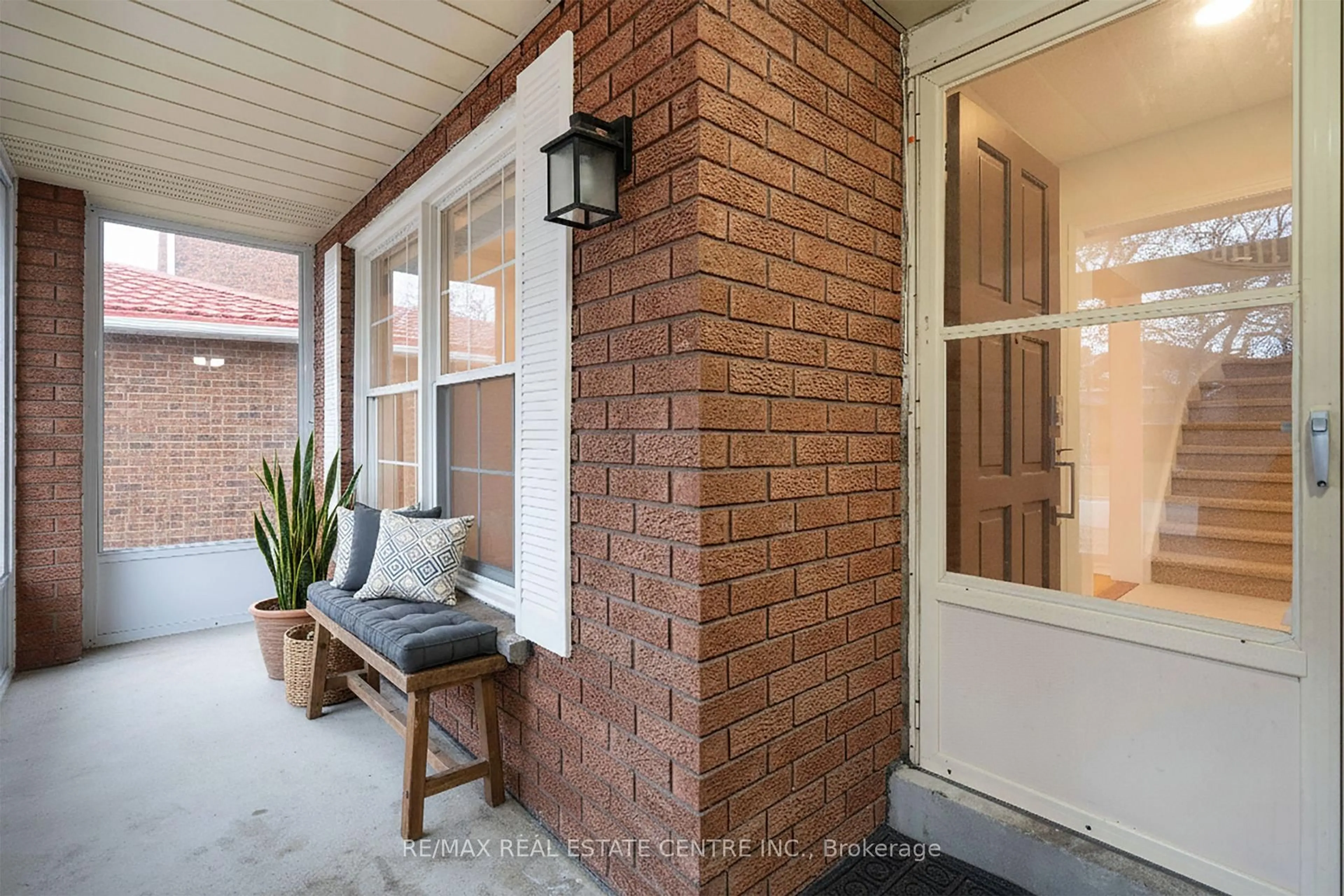 Indoor entryway for 796 Buckingham Crt, Mississauga Ontario L5C 4M3