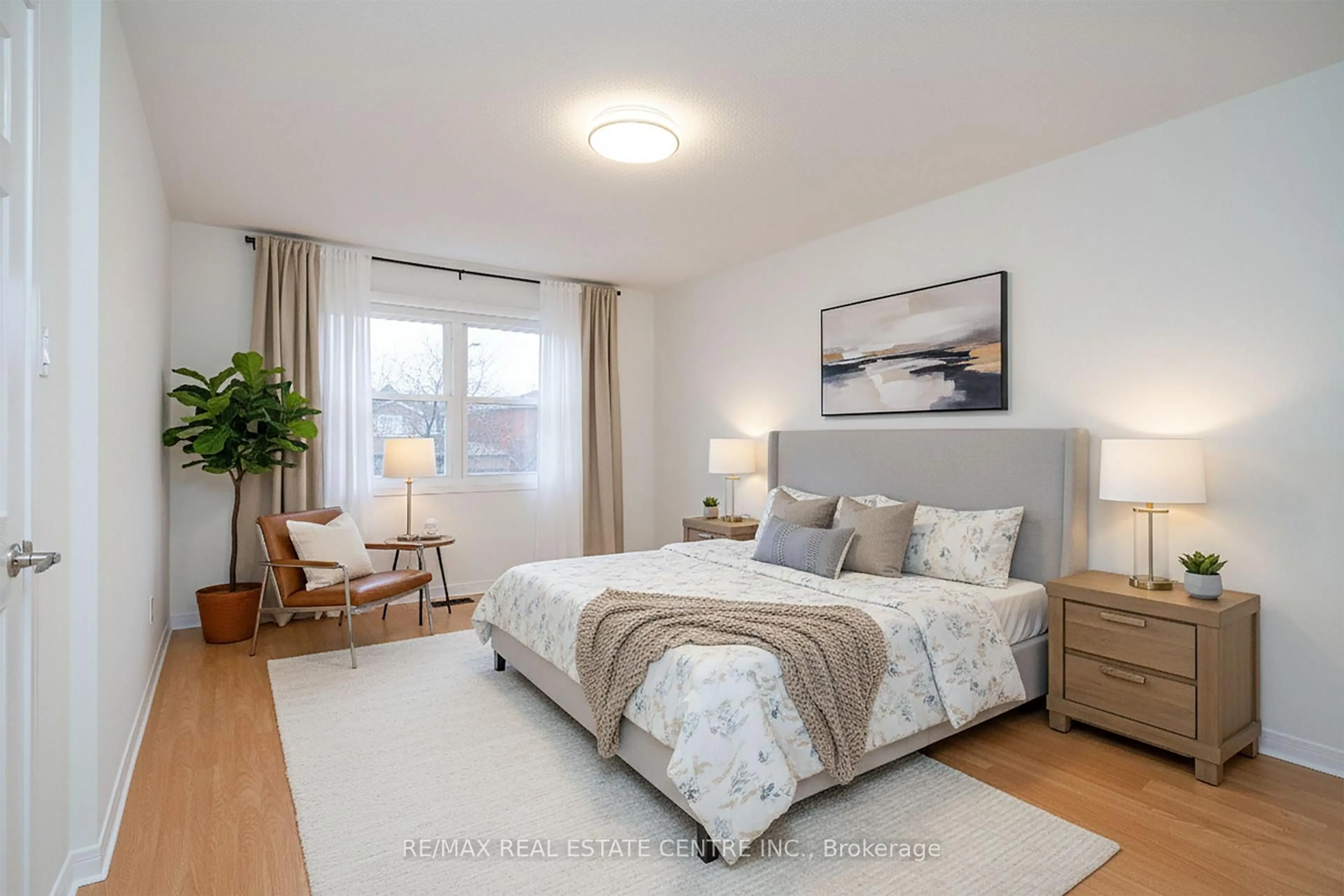 Bedroom with bed, wood/laminate floor for 796 Buckingham Crt, Mississauga Ontario L5C 4M3