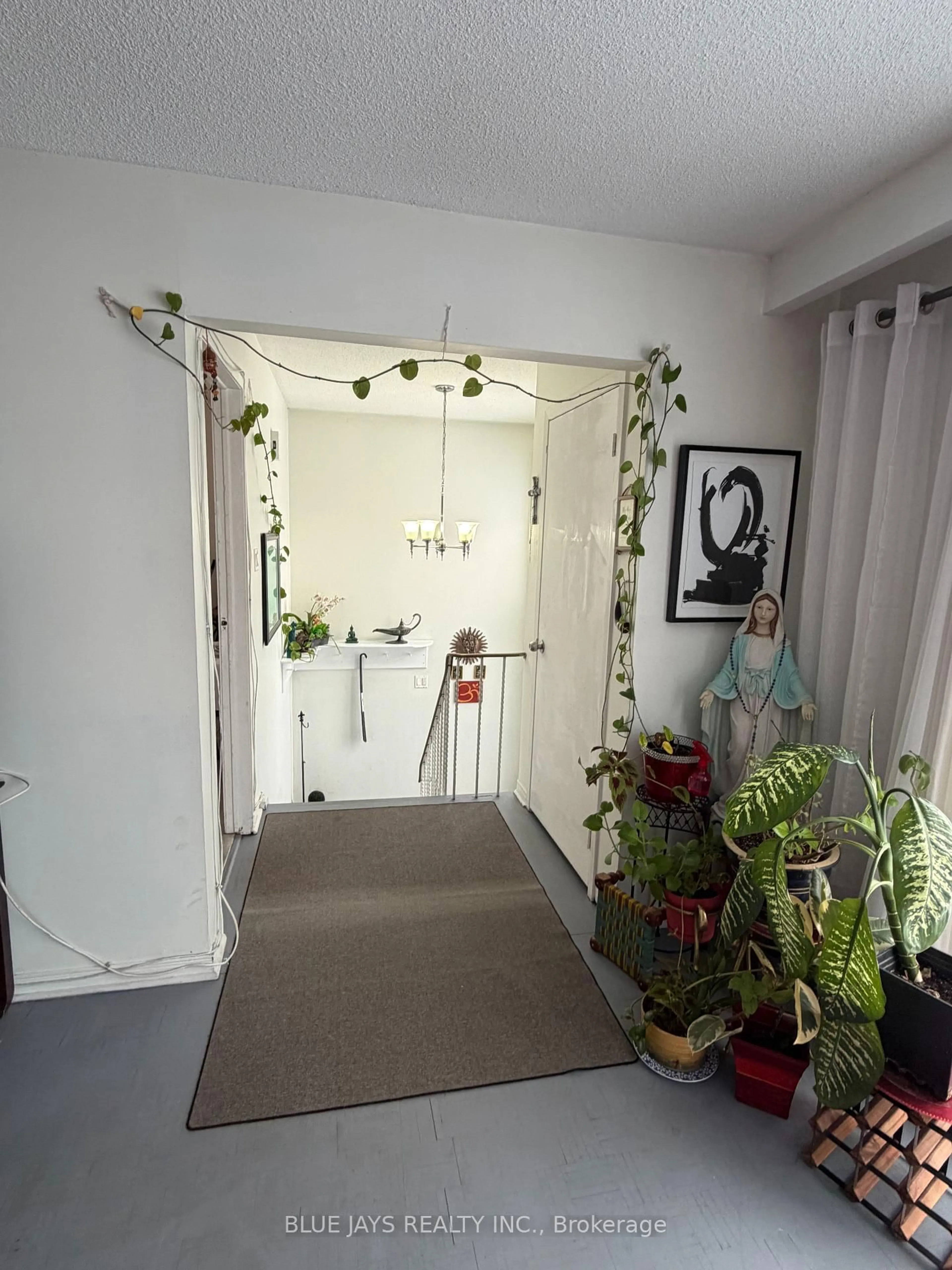 Indoor foyer for 57 Mallard Cres, Brampton Ontario L6S 2T7