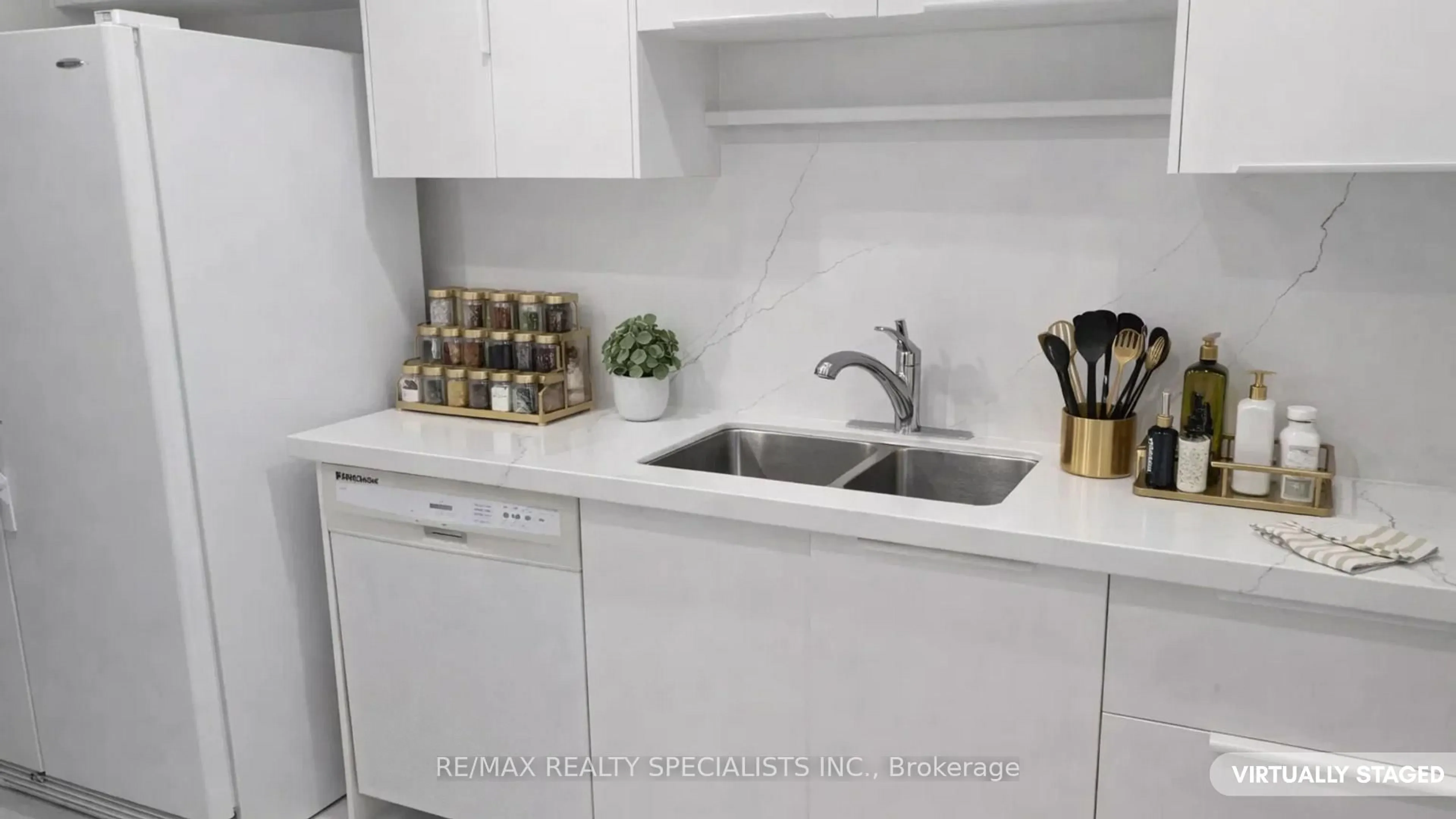 Standard kitchen, ceramic/tile floor for 155 Hillcrest Ave #302, Mississauga Ontario L5B 3Z2