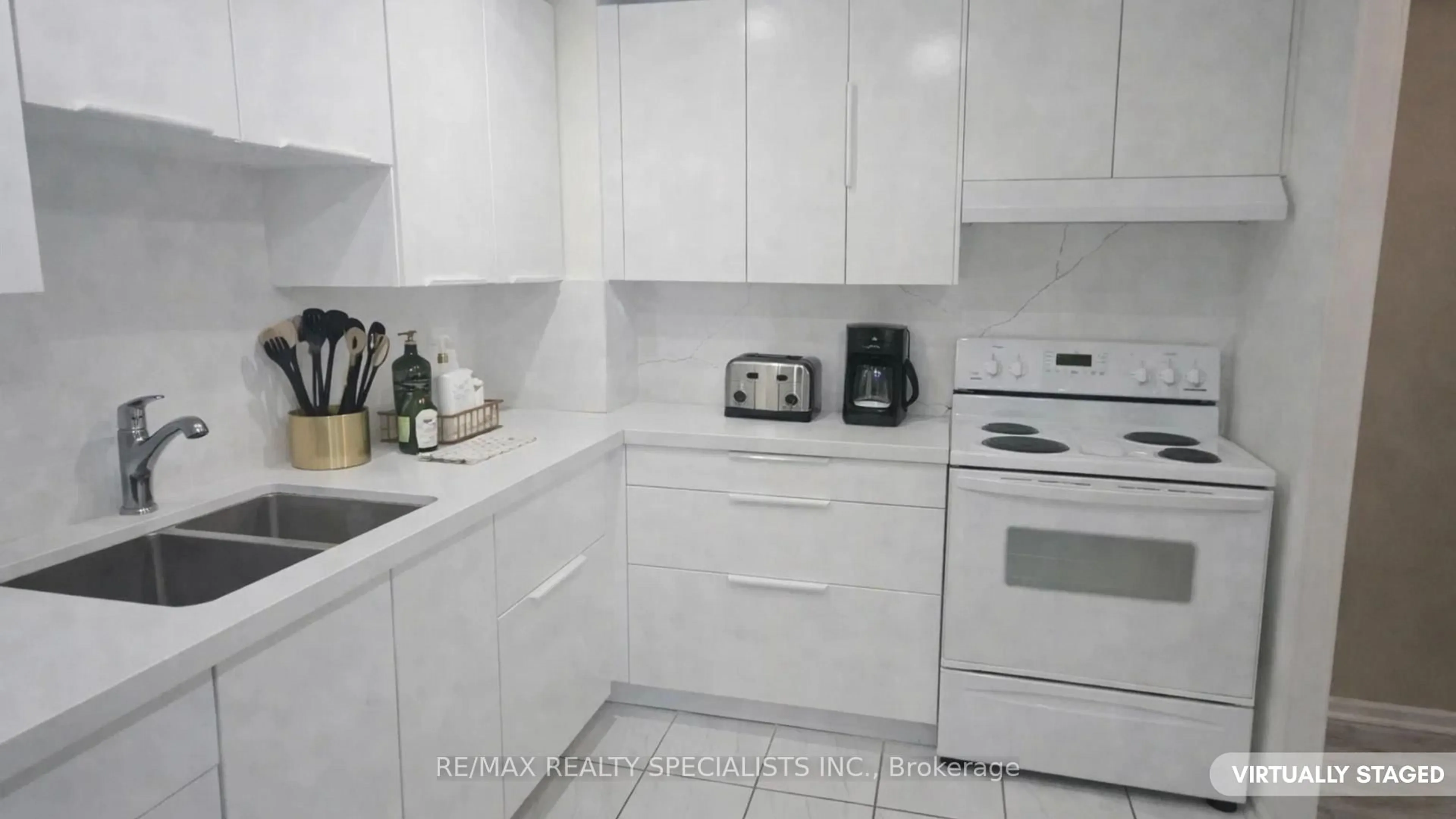 Standard kitchen, ceramic/tile floor for 155 Hillcrest Ave #302, Mississauga Ontario L5B 3Z2