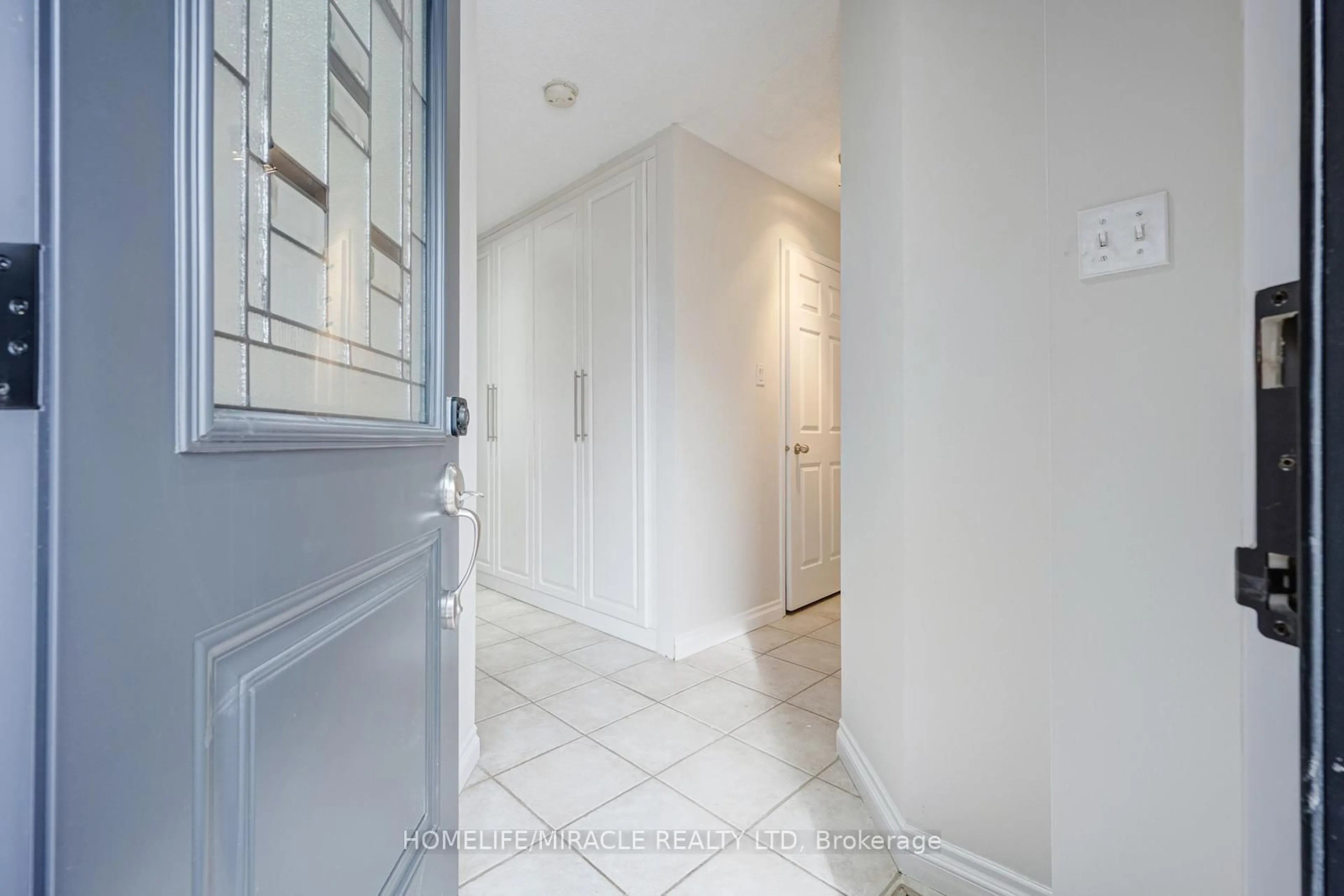 Indoor entryway for 2065 Sixth Line #29, Oakville Ontario L6H 5R8