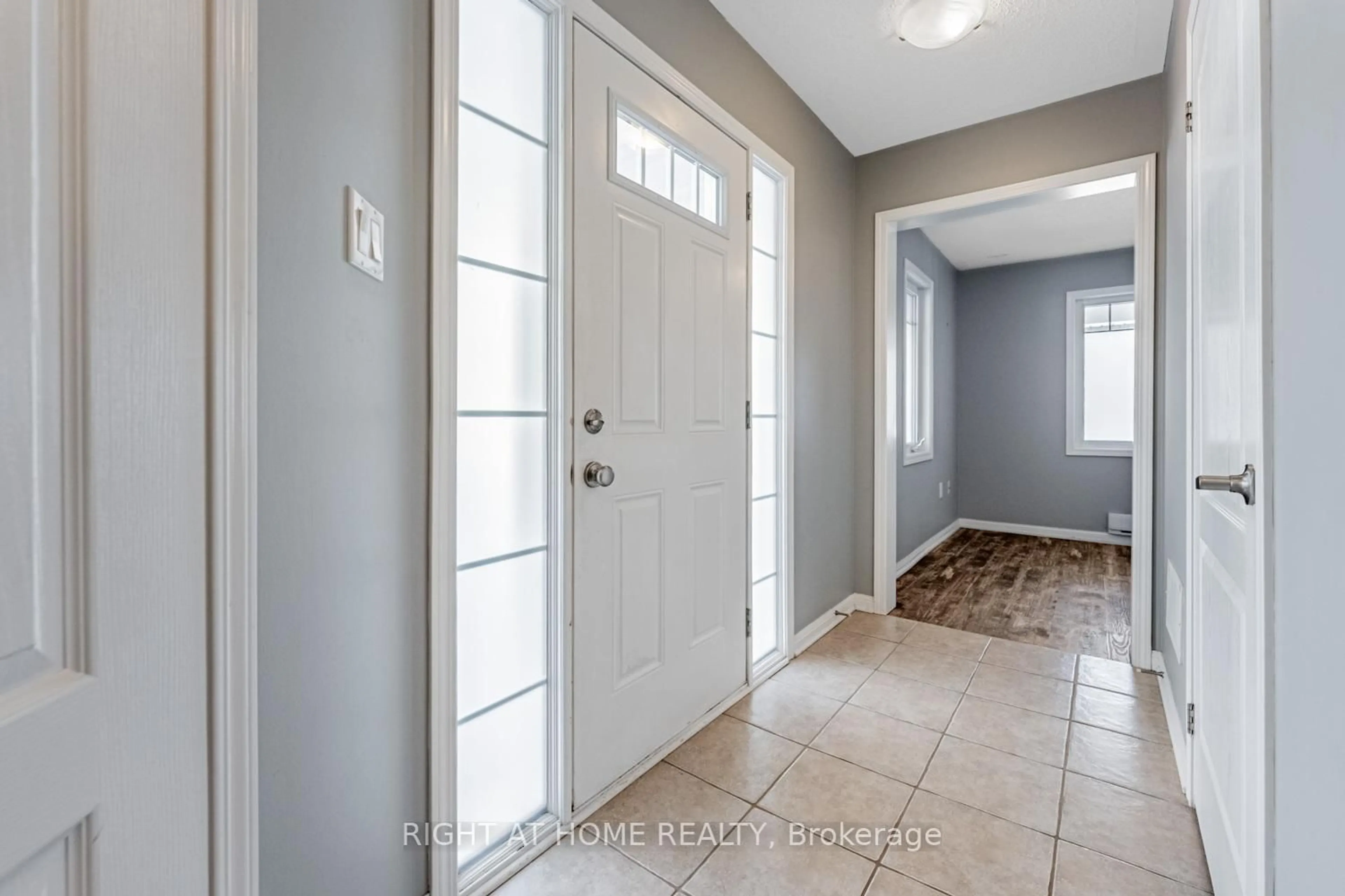 Indoor entryway for 533 Cavanagh Lane, Milton Ontario L9T 8G4