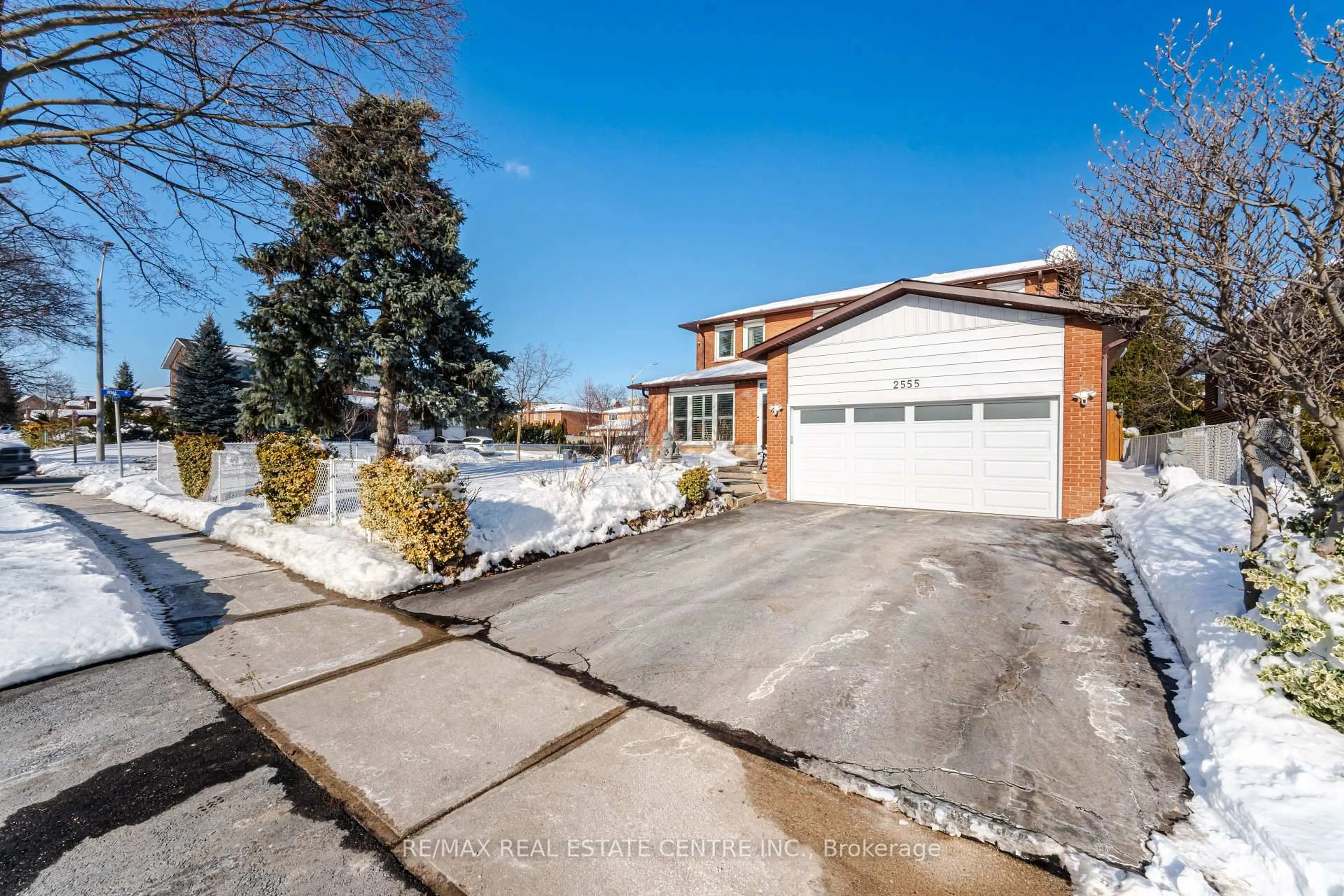 A pic from outside/outdoor area/front of a property/back of a property/a pic from drone, street for 2555 Cynara Rd, Mississauga Ontario L5B 2R5