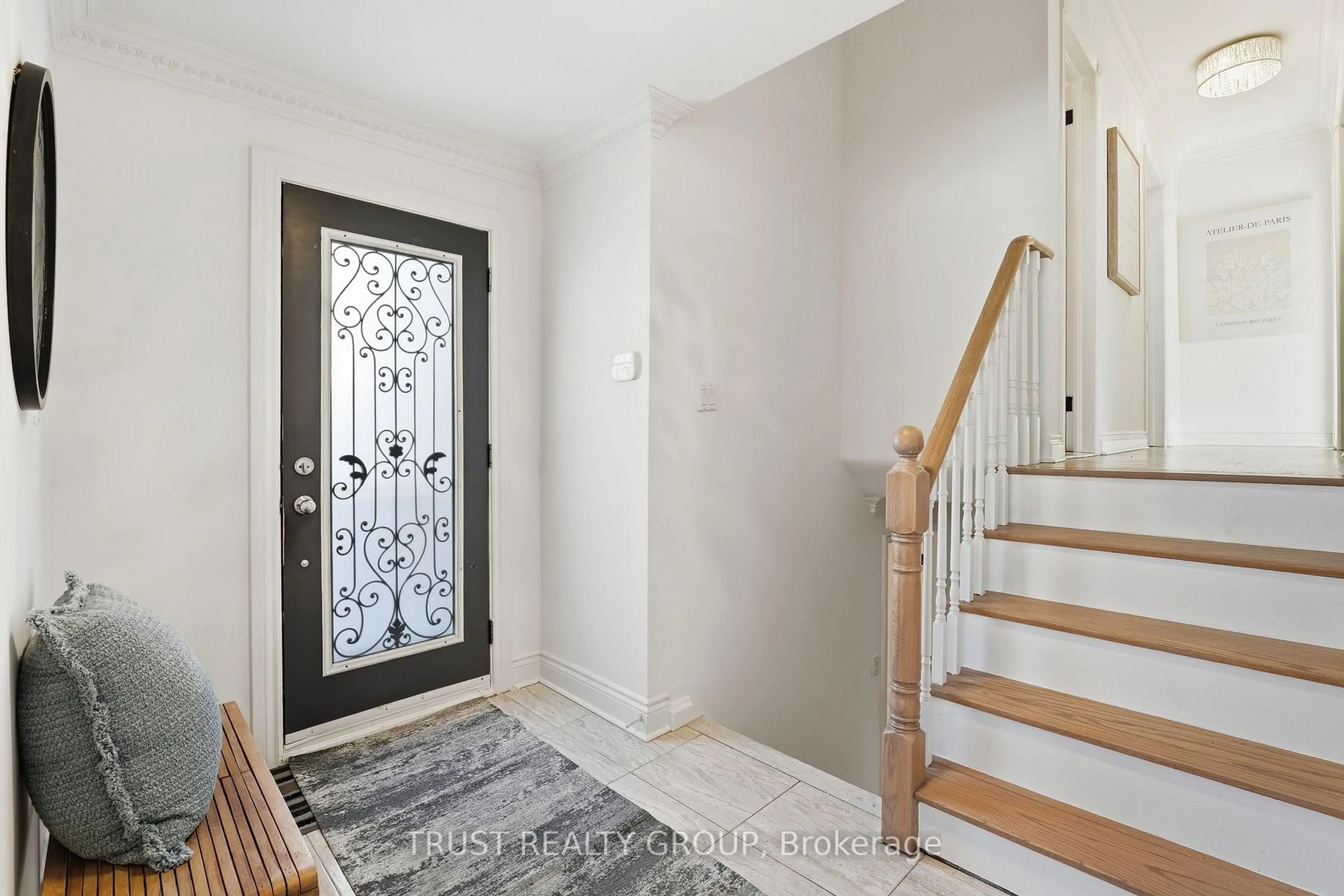 Indoor entryway for 9 Del Ria Dr, Toronto Ontario M6L 1L9