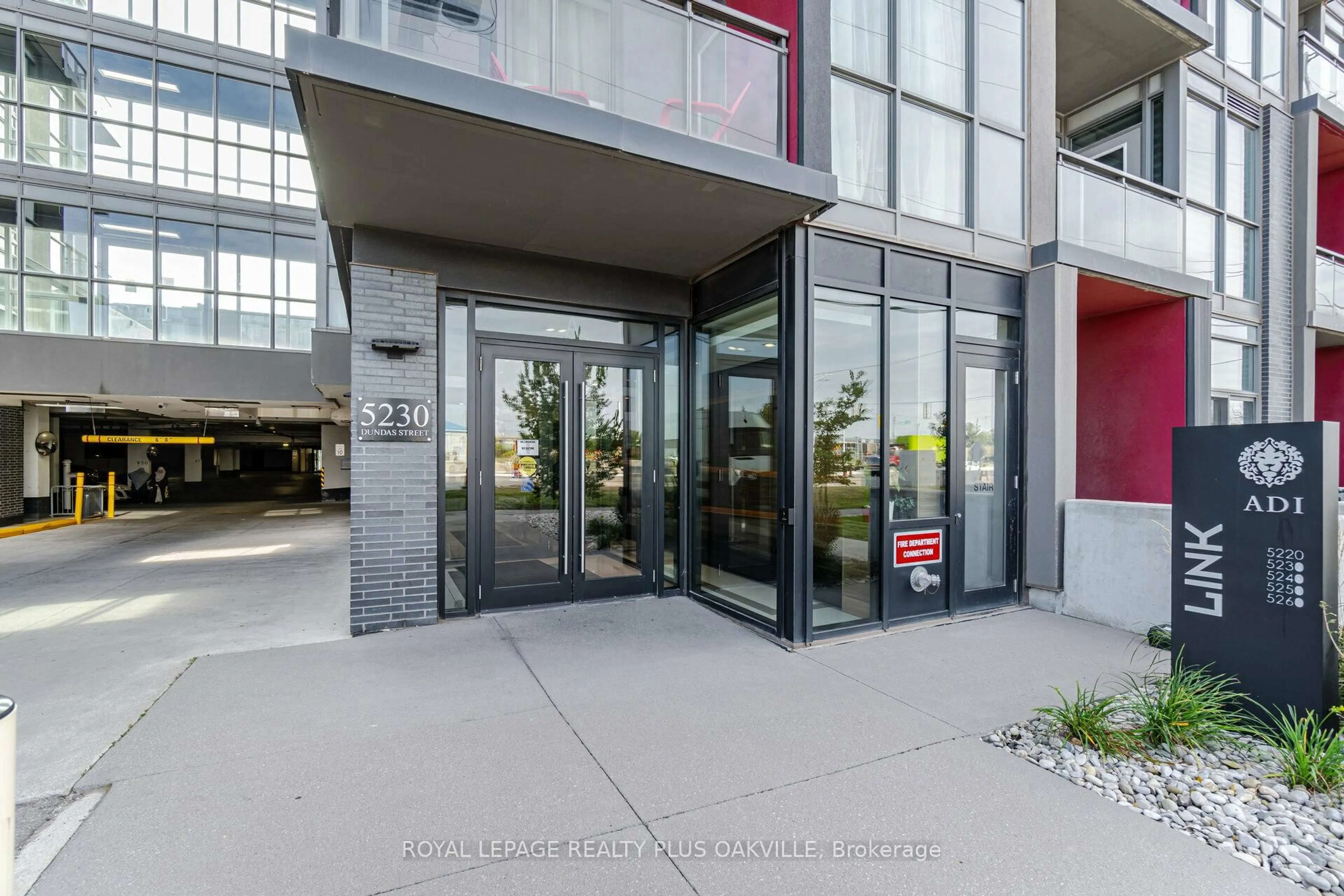 Indoor foyer for 5230 Dundas St #A629, Burlington Ontario L7L 0J5