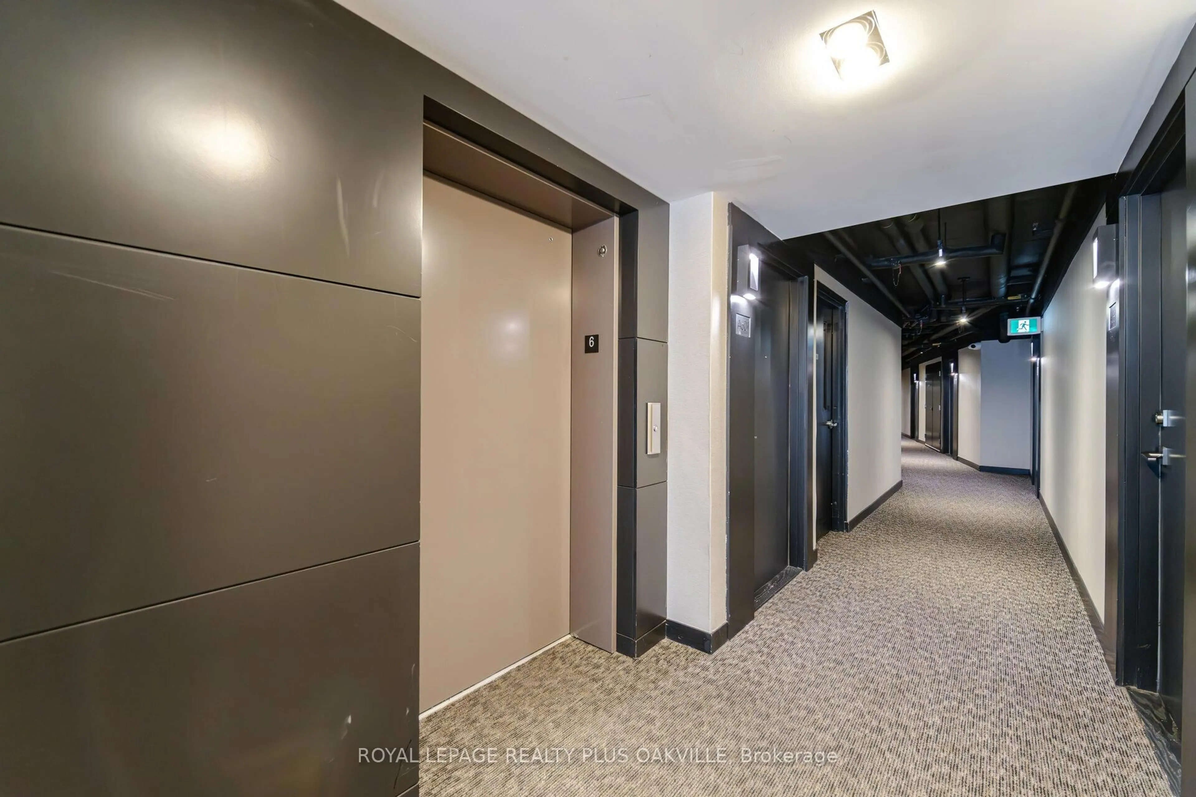 Indoor foyer for 5230 Dundas St #A629, Burlington Ontario L7L 0J5
