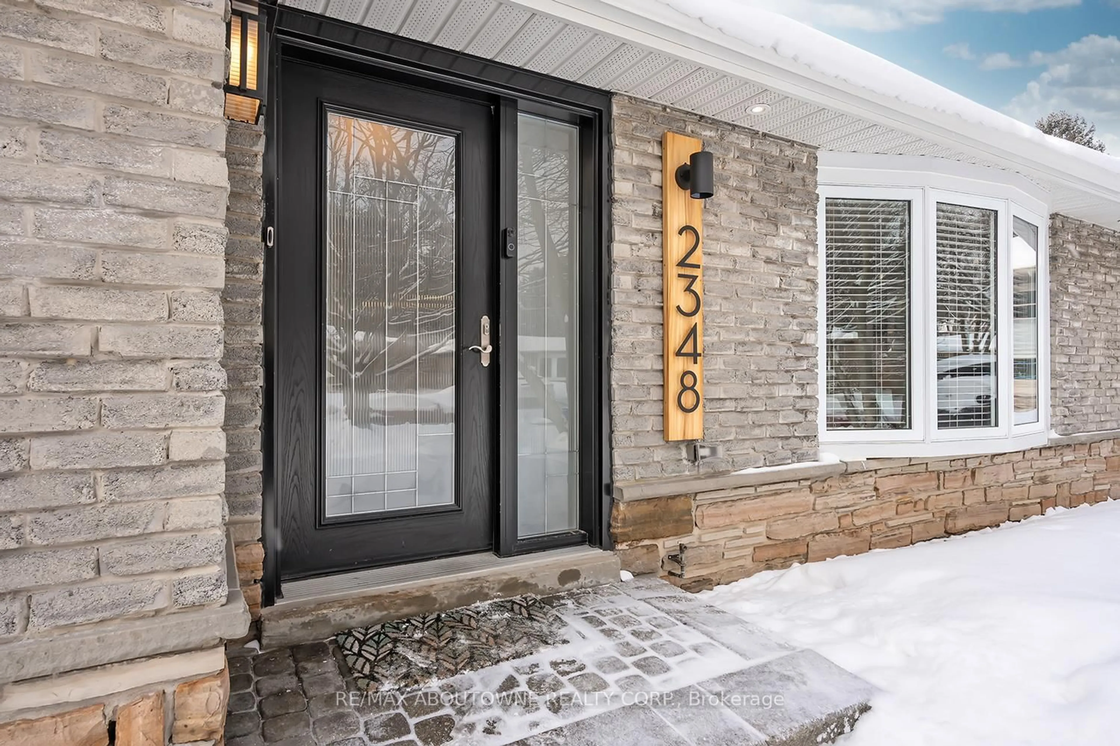 Indoor entryway for 2348 Devon Rd, Oakville Ontario L6J 5R5