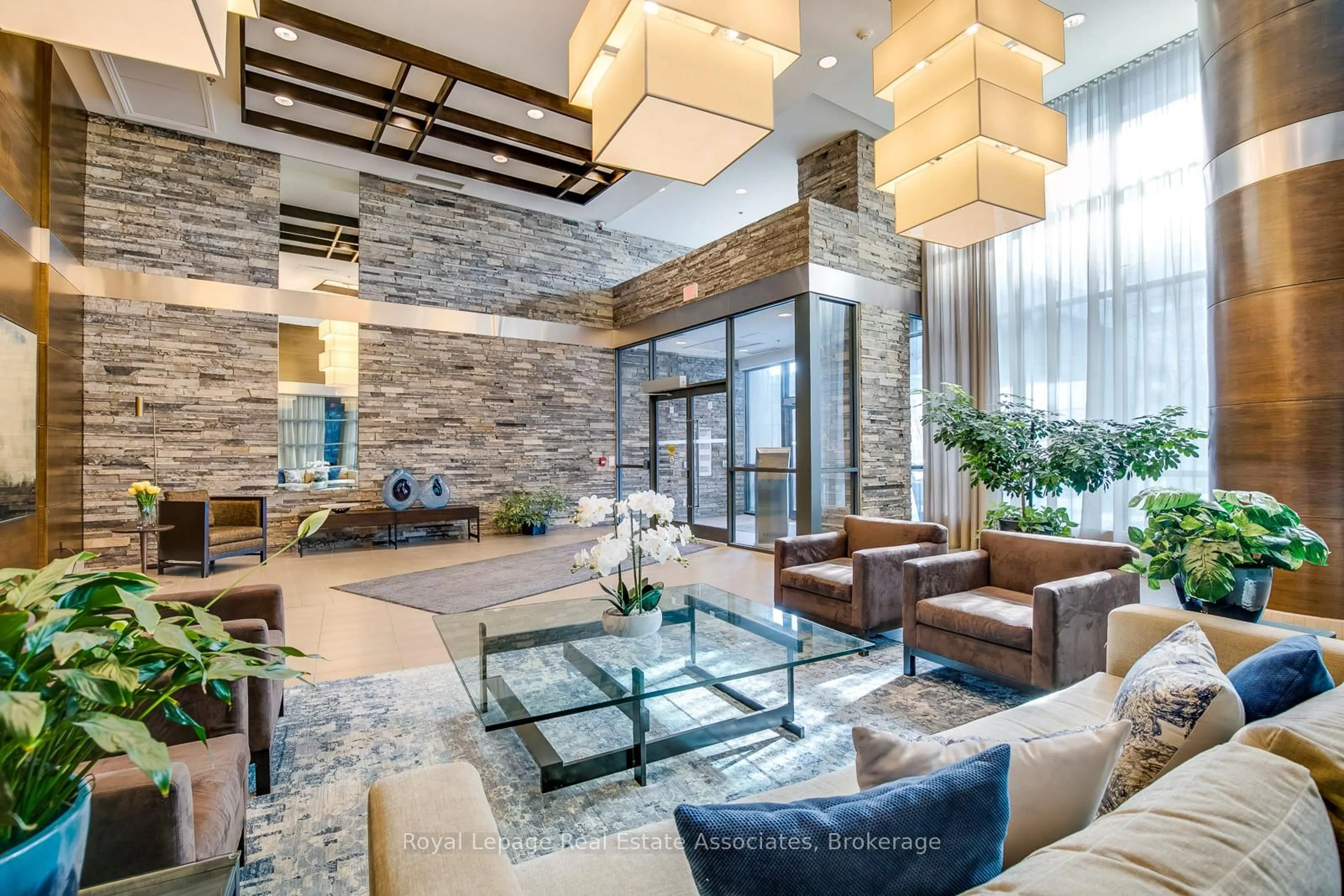 Lobby for 1 Hurontario St #308, Mississauga Ontario L5G 0A3