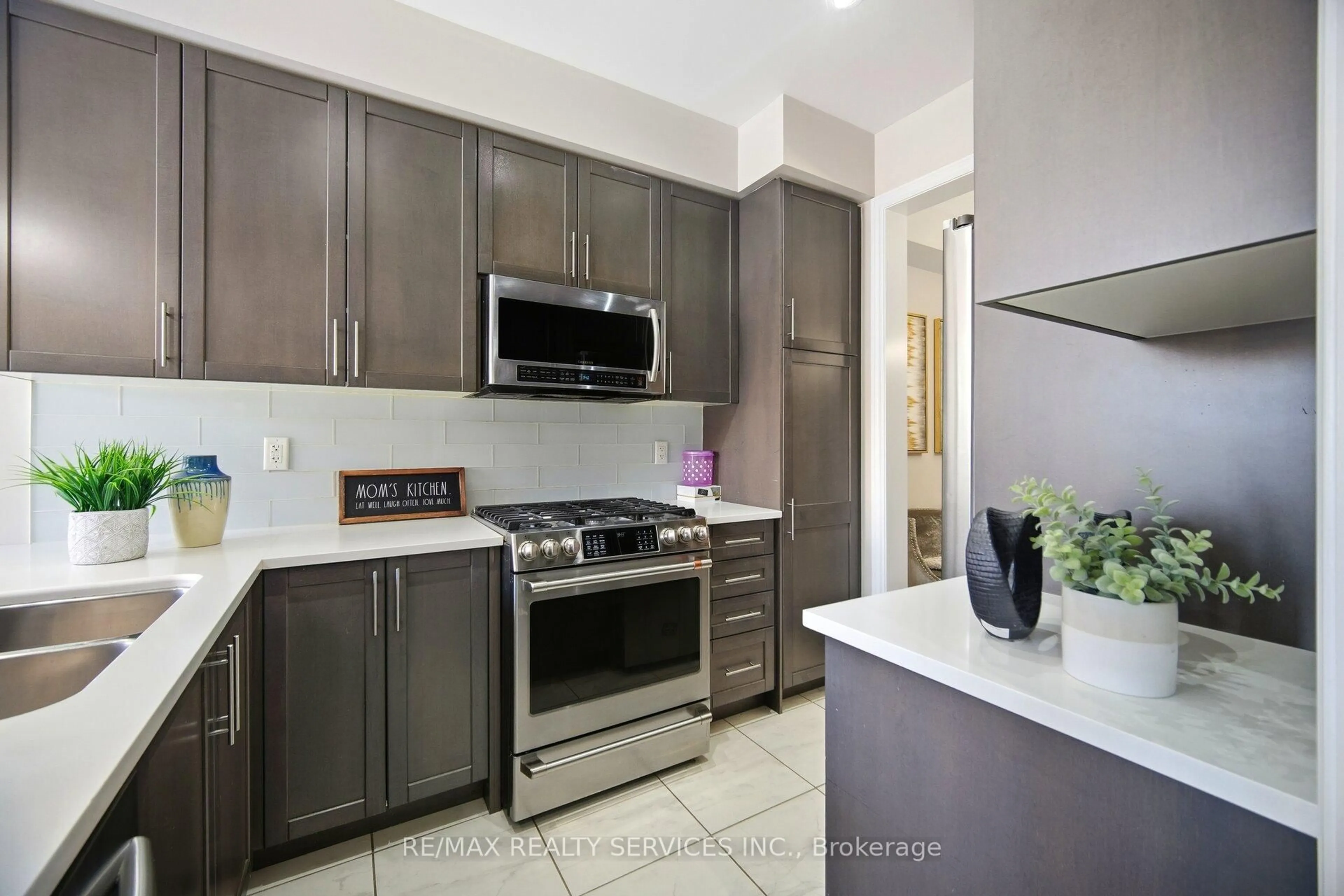 Standard kitchen, ceramic/tile floor for 5 Maple Cider St, Caledon Ontario L7C 3V2