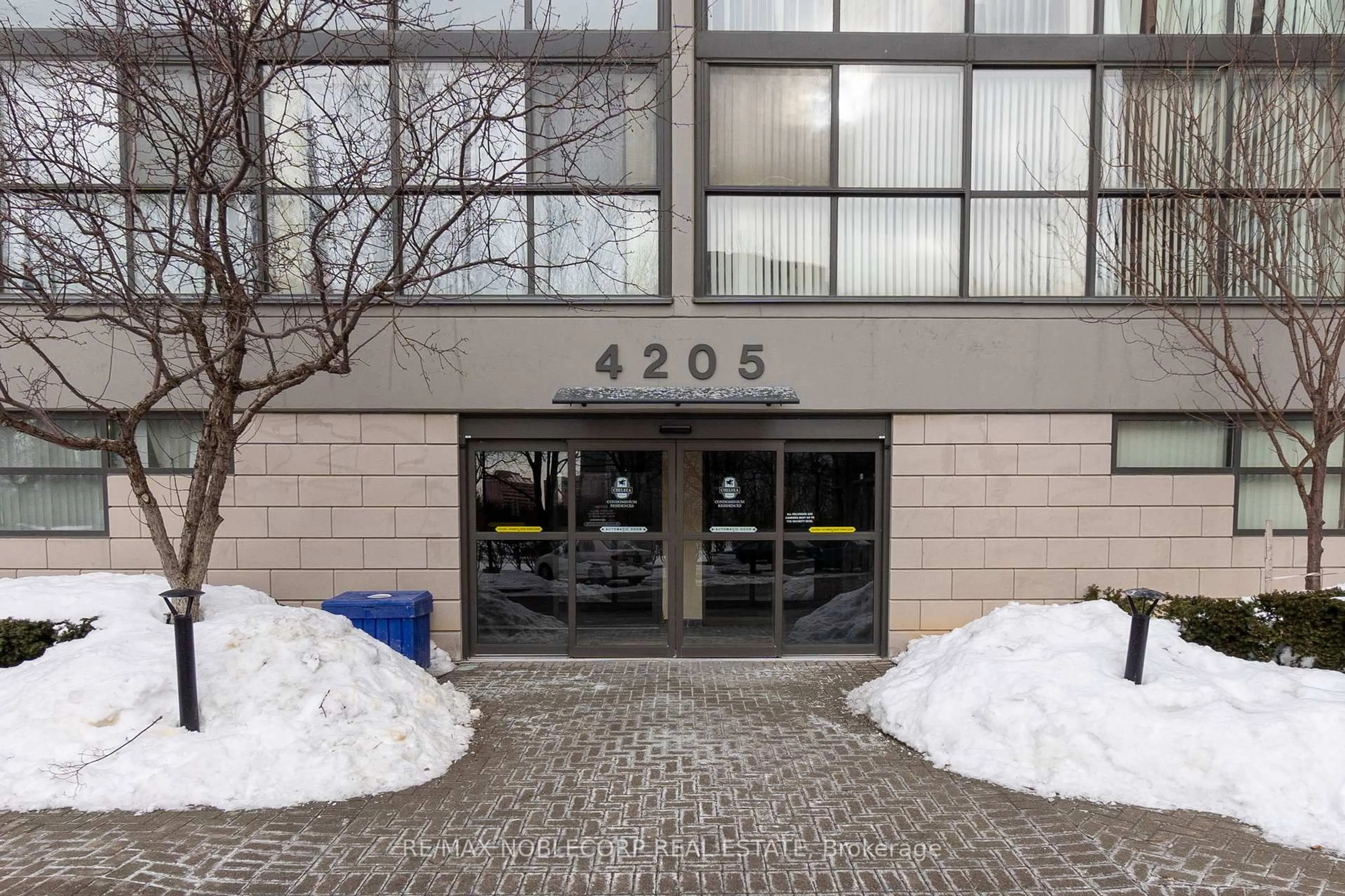 Indoor foyer for 4205 Shipp Dr #1902, Mississauga Ontario L4Z 2Y8