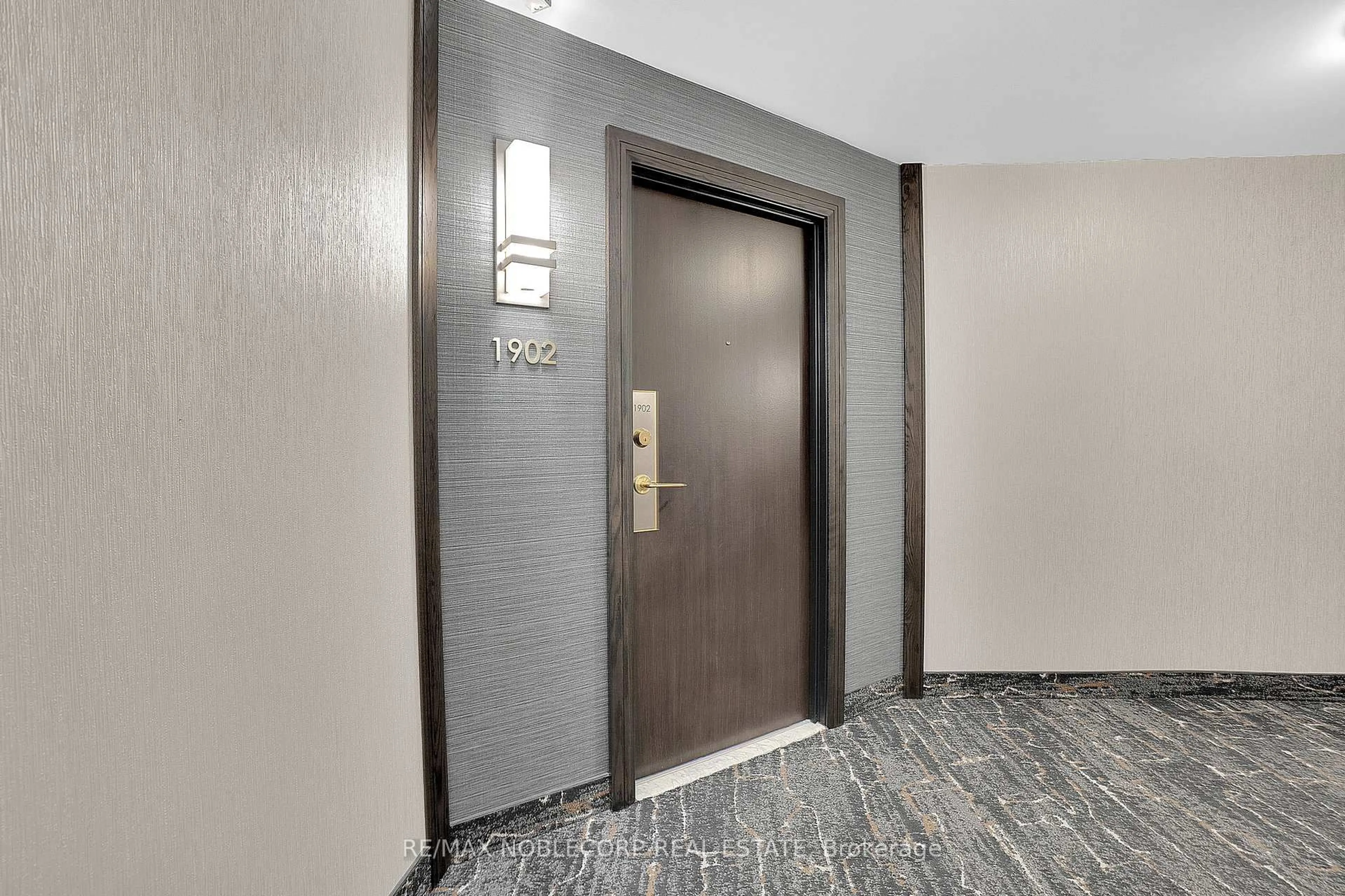 Indoor foyer for 4205 Shipp Dr #1902, Mississauga Ontario L4Z 2Y8